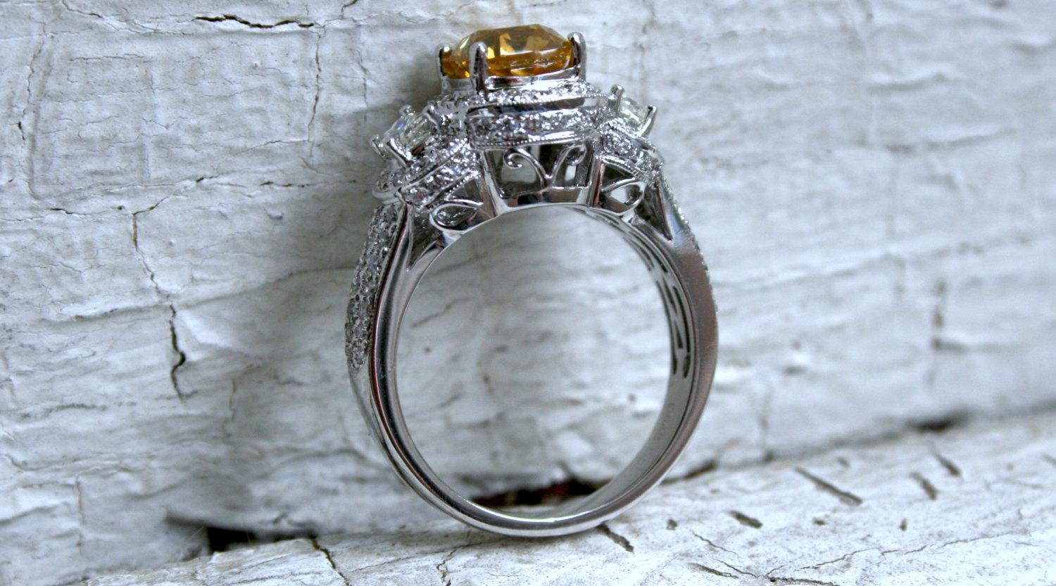 Stupendo anello aureolato in oro 14 carati con diamanti e zirconi gialli, 4,52 carati In condizioni buone in vendita a San Francisco, CA