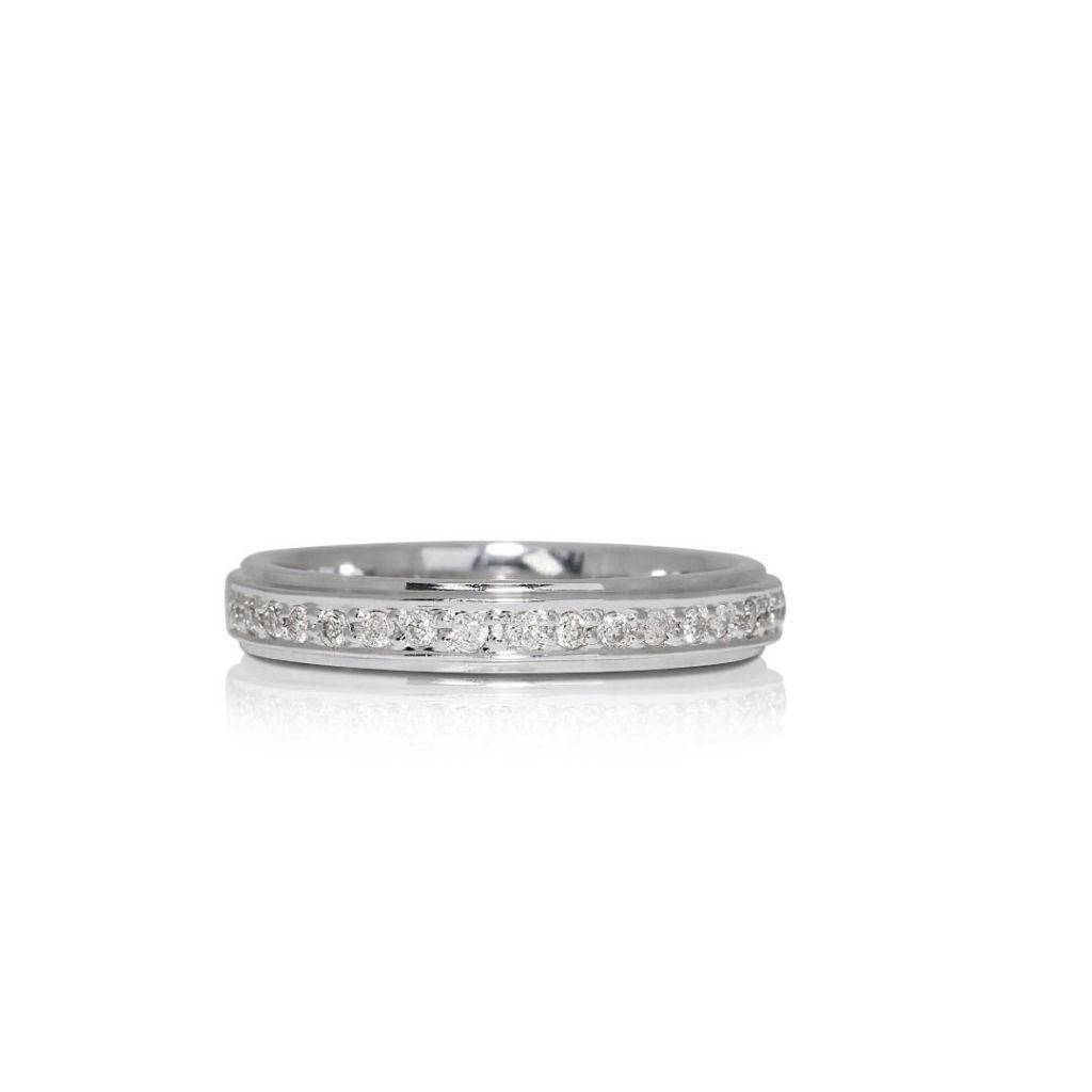 L'étonnante bague éternelle en diamant est un accessoire polyvalent et profondément significatif, souvent choisi comme symbole d'un amour et d'un engagement durables. Son design classique et intemporel s'accorde avec différents styles, ce qui en