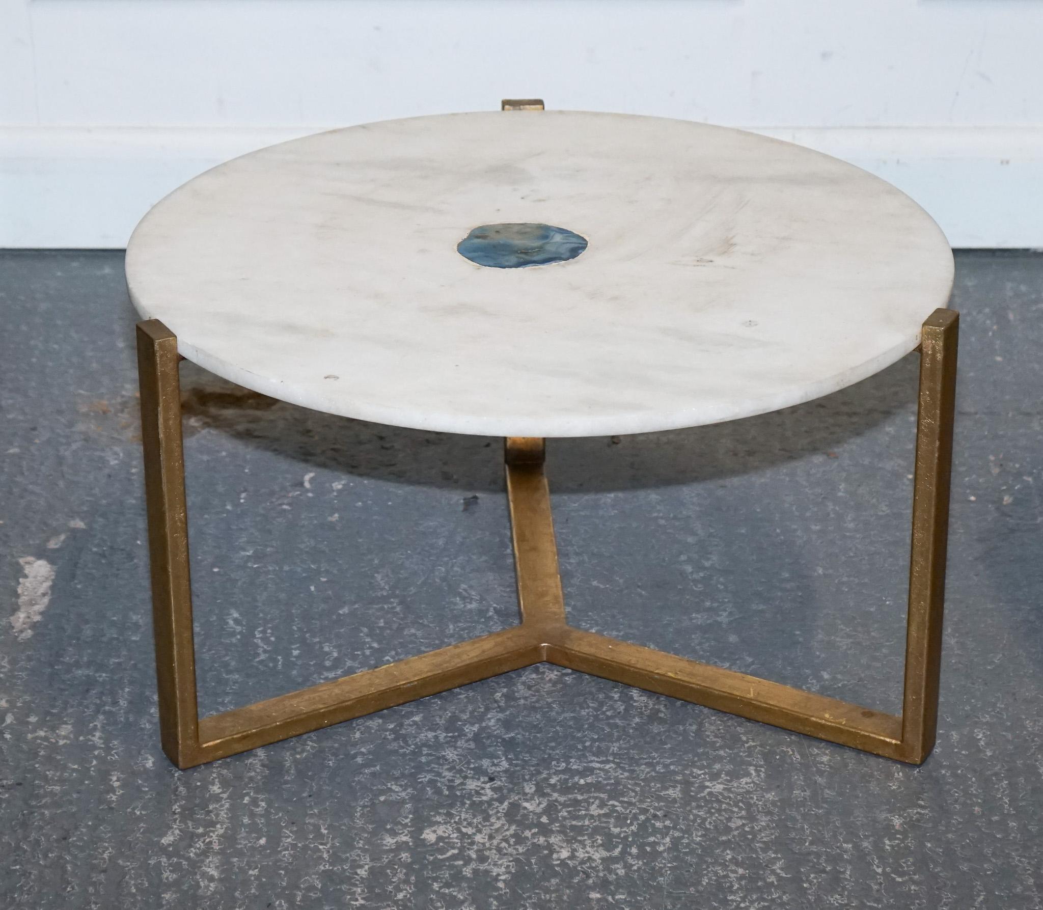 
Estamos encantados de poner a la venta esta impresionante Mesa auxiliar de mármol y piedra de ágata azul. 

La mesa tiene algunas marcas aquí y allá y la base también tiene algo de desgaste, por favor, mira las fotos para ver los detalles.