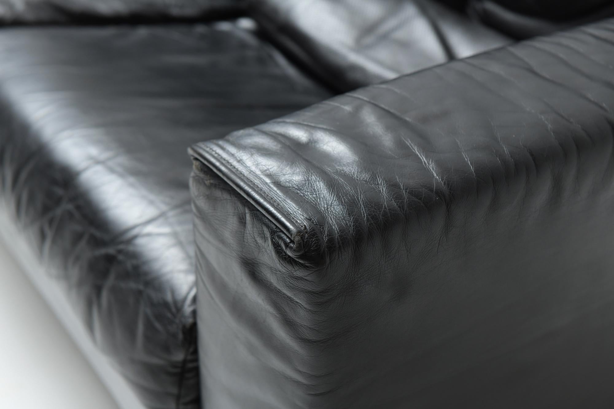 Italian Stunning Excelsior sofa in black leather by Mario Bellini for B&B Italy, 1985.  For Sale