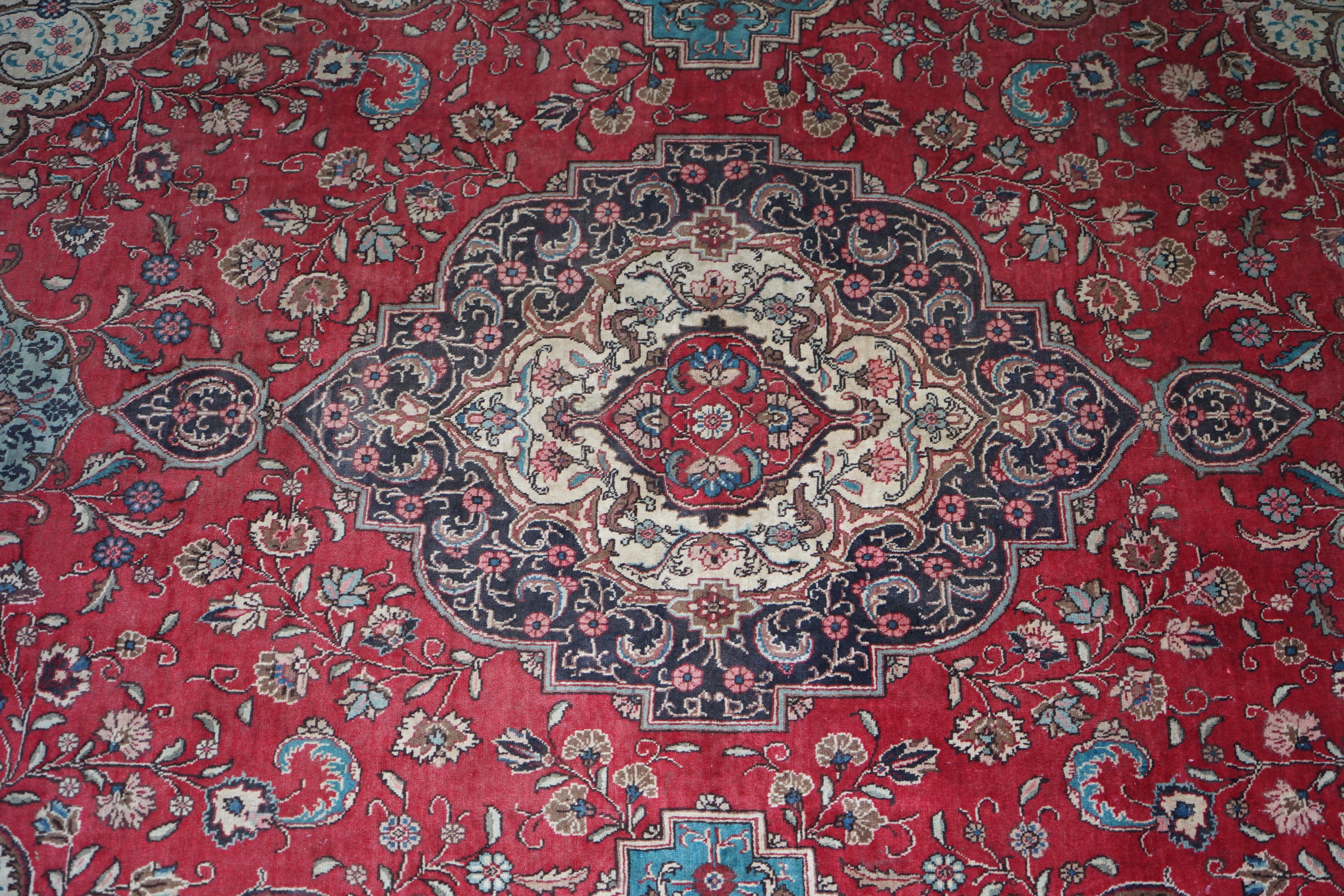 Nous sommes ravis d'offrir à la vente ce très grand tapis français ancien, de style Aztek Kilim, datant d'environ 1860-1880

J'ai une collection de 12 tapis que je mets maintenant en vente, de toutes sortes d'âges, d'époques et de tailles,