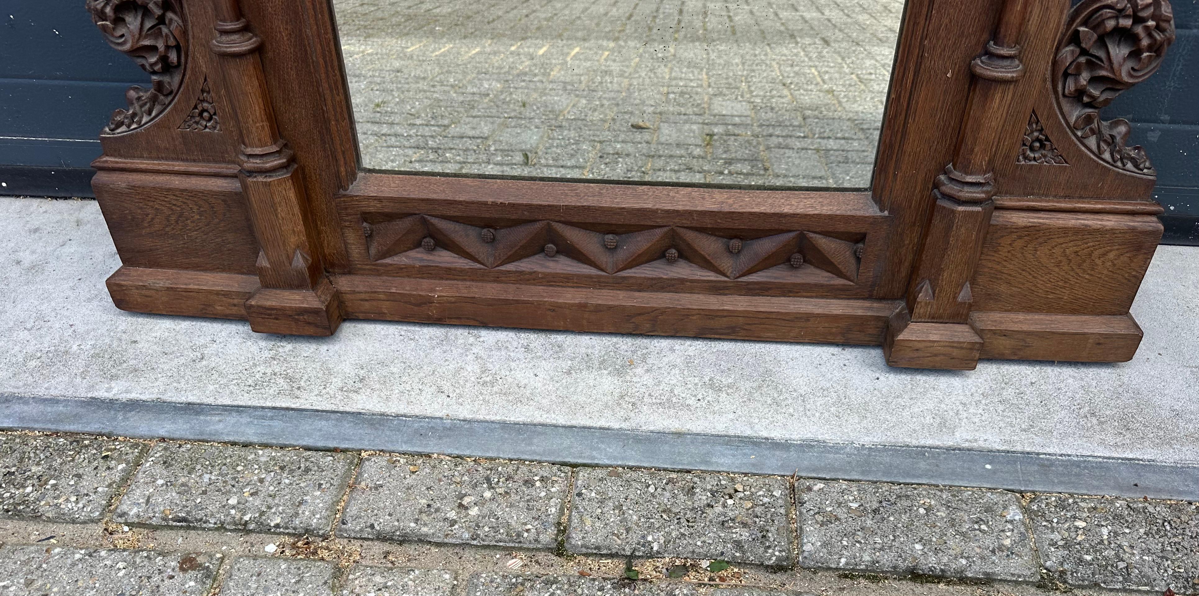 Stupendo specchio da parete extra large in Oak Gothic Revival con sculture a forma di fenice in vendita 2