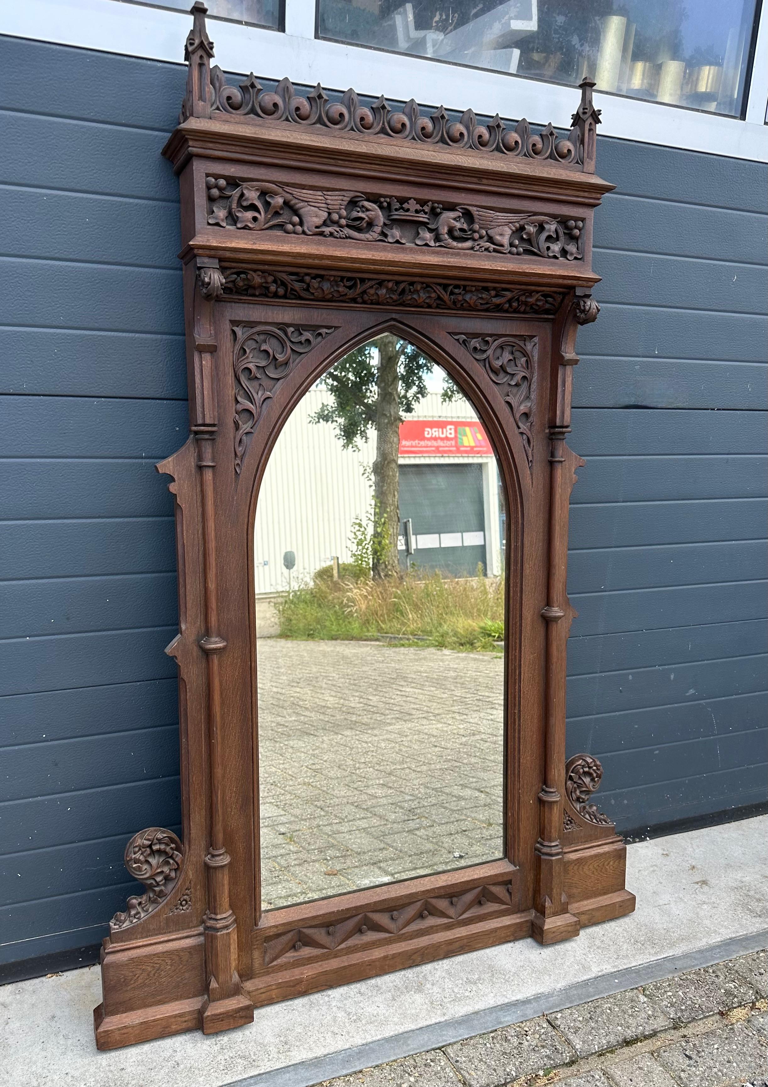 Stupendo specchio da parete extra large in Oak Gothic Revival con sculture a forma di fenice in vendita 3