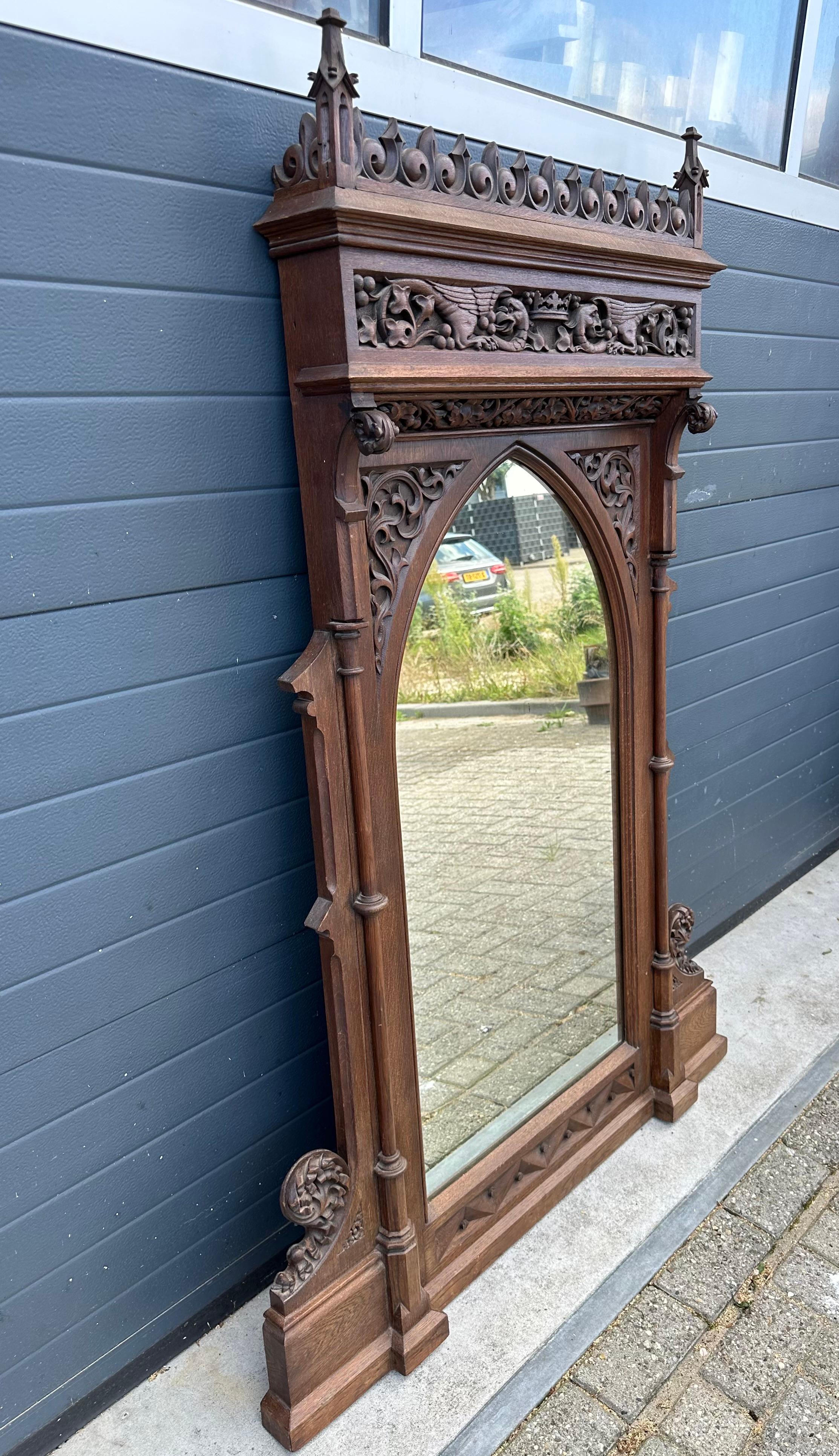 Stupendo specchio da parete extra large in Oak Gothic Revival con sculture a forma di fenice in vendita 4