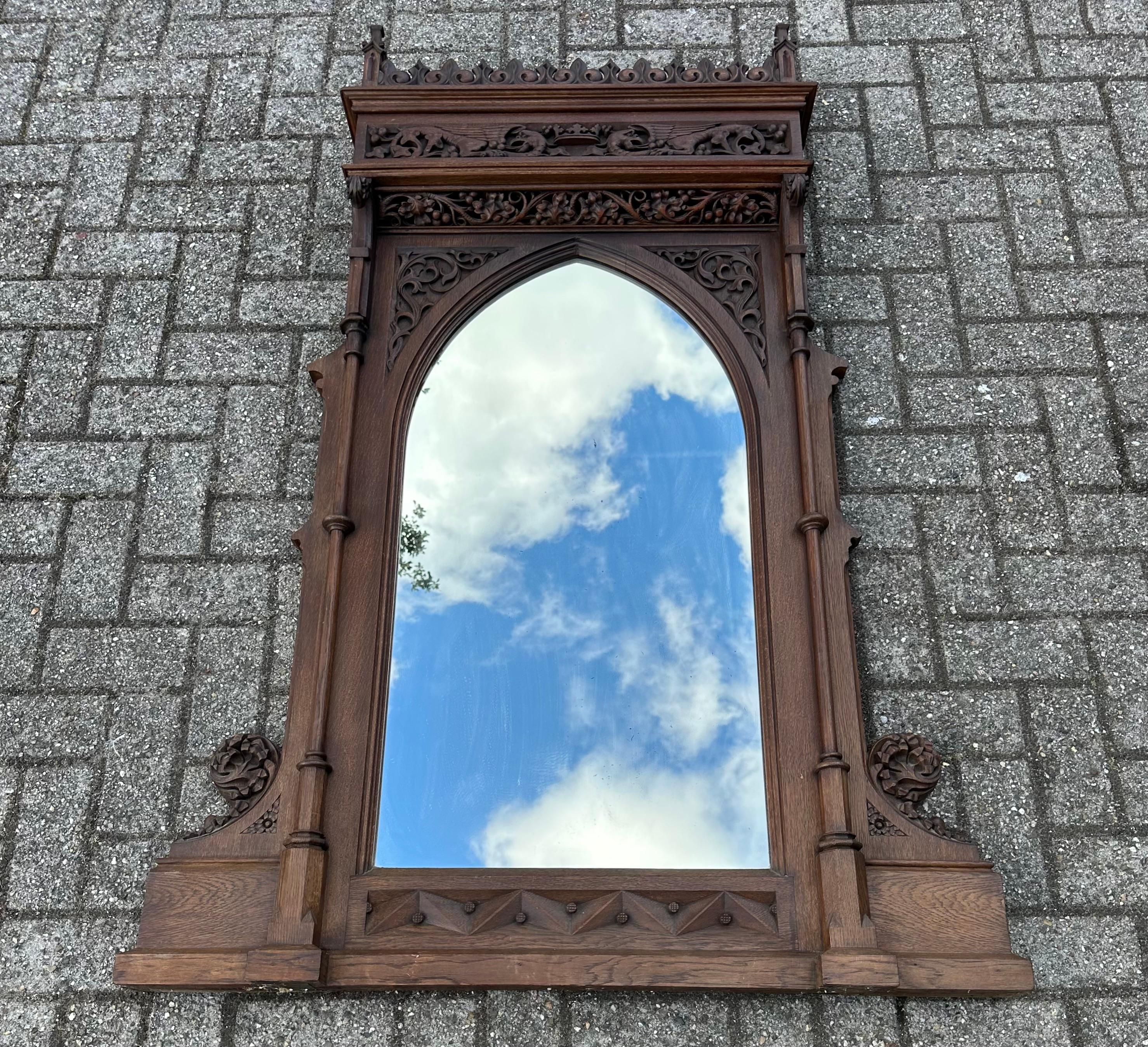 Stupendo specchio da parete extra large in Oak Gothic Revival con sculture a forma di fenice in vendita 6