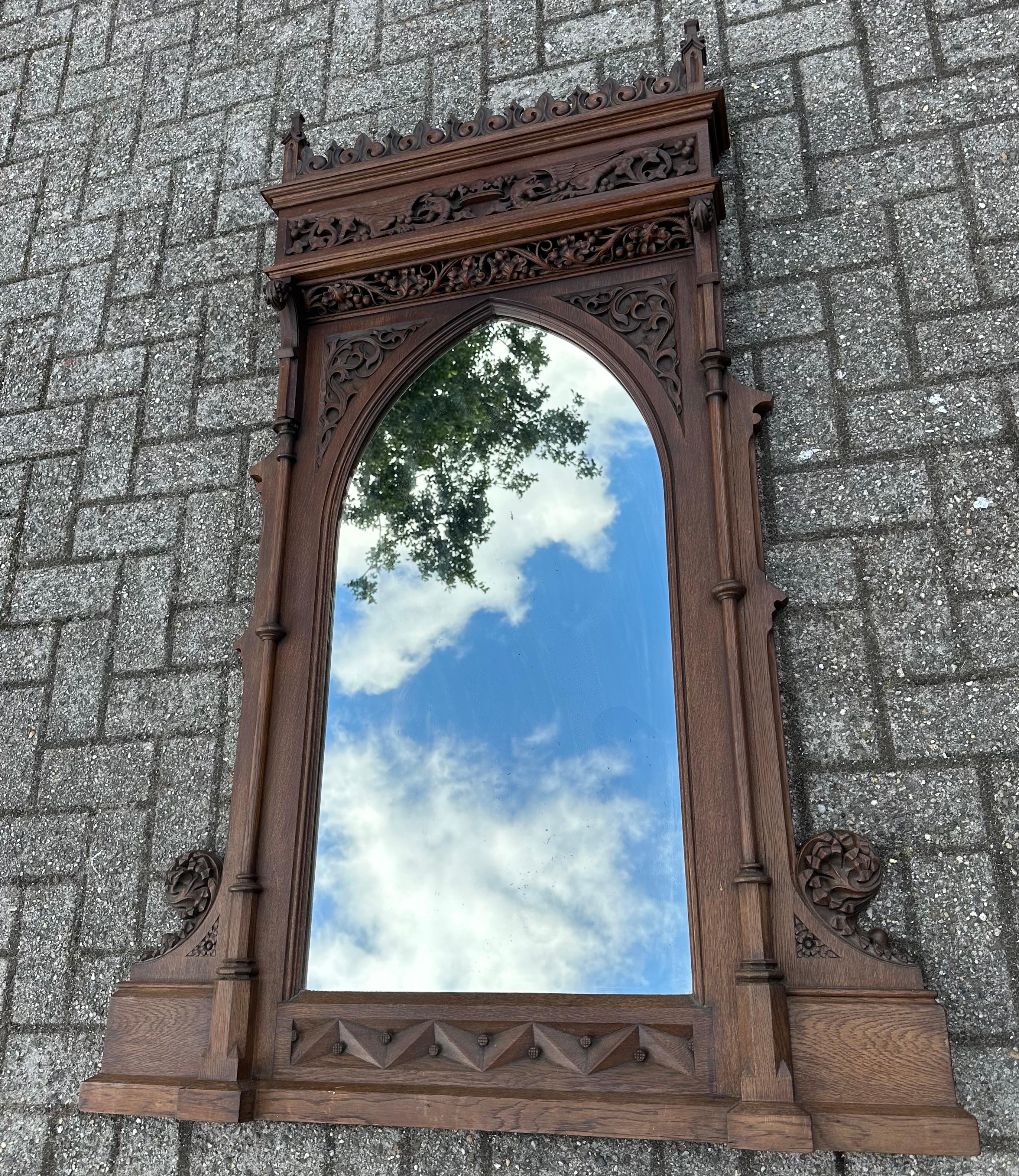 Stupendo specchio da parete extra large in Oak Gothic Revival con sculture a forma di fenice in vendita 7