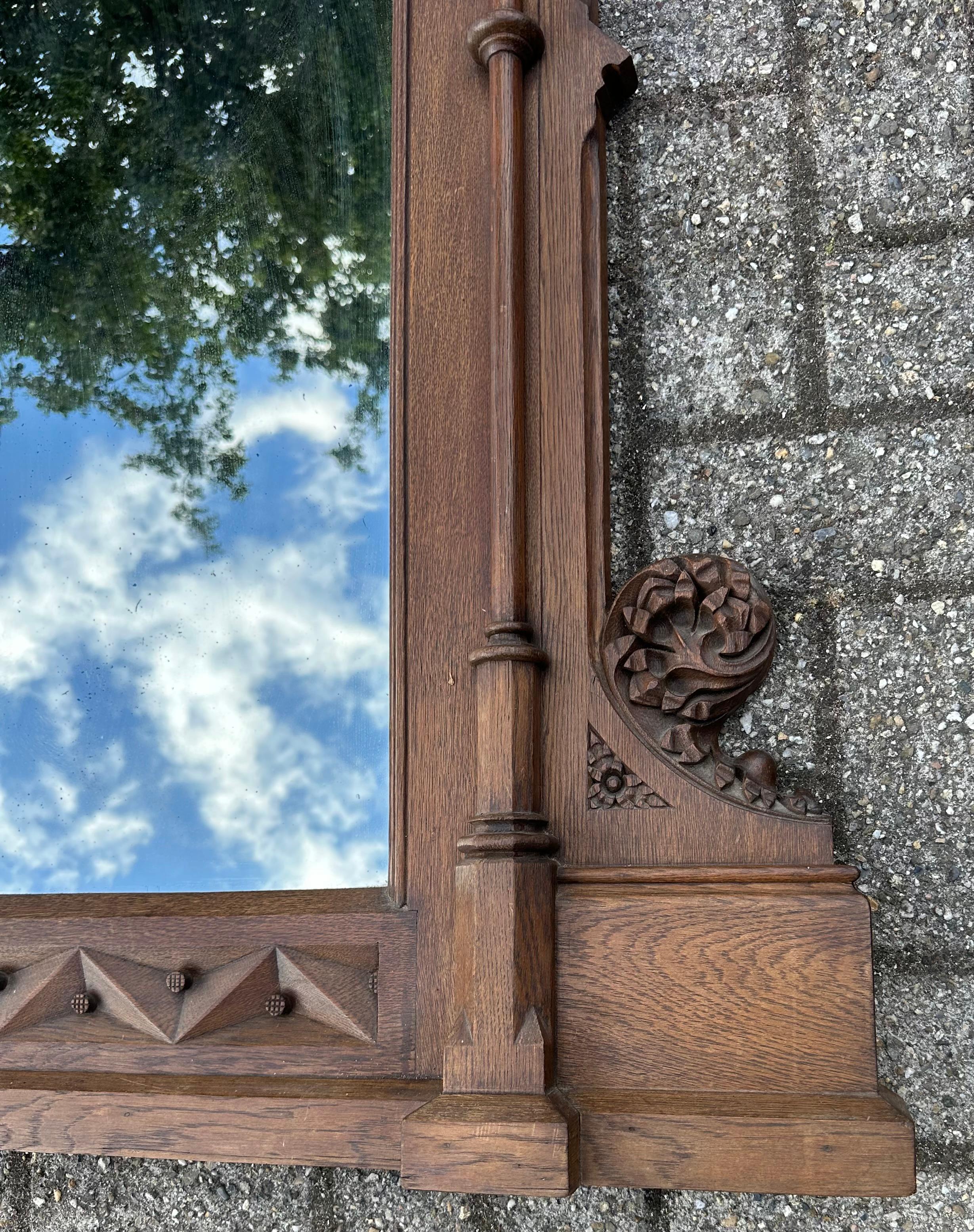 Stupendo specchio da parete extra large in Oak Gothic Revival con sculture a forma di fenice in vendita 8