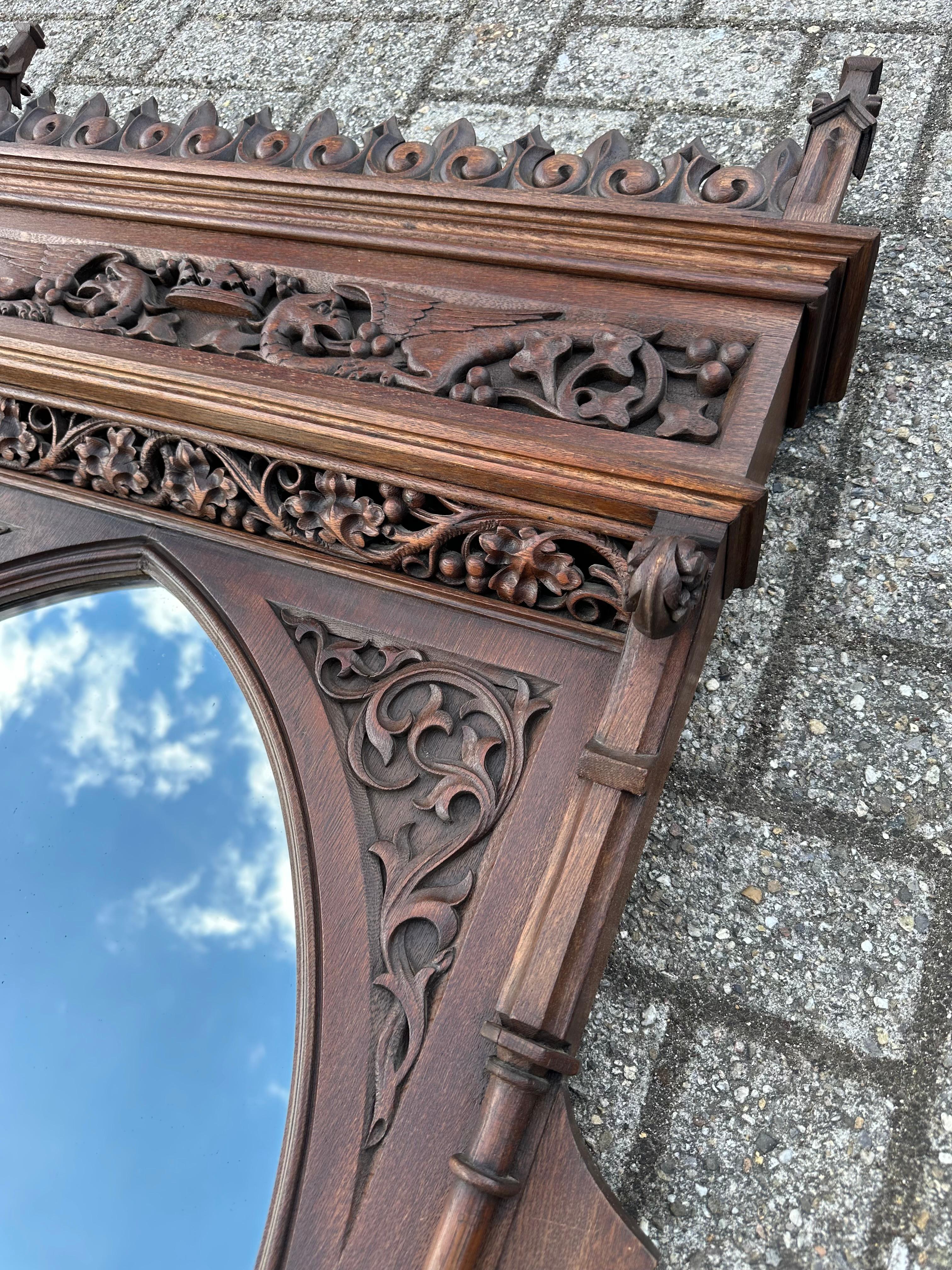 Stupendo specchio da parete extra large in Oak Gothic Revival con sculture a forma di fenice in vendita 9