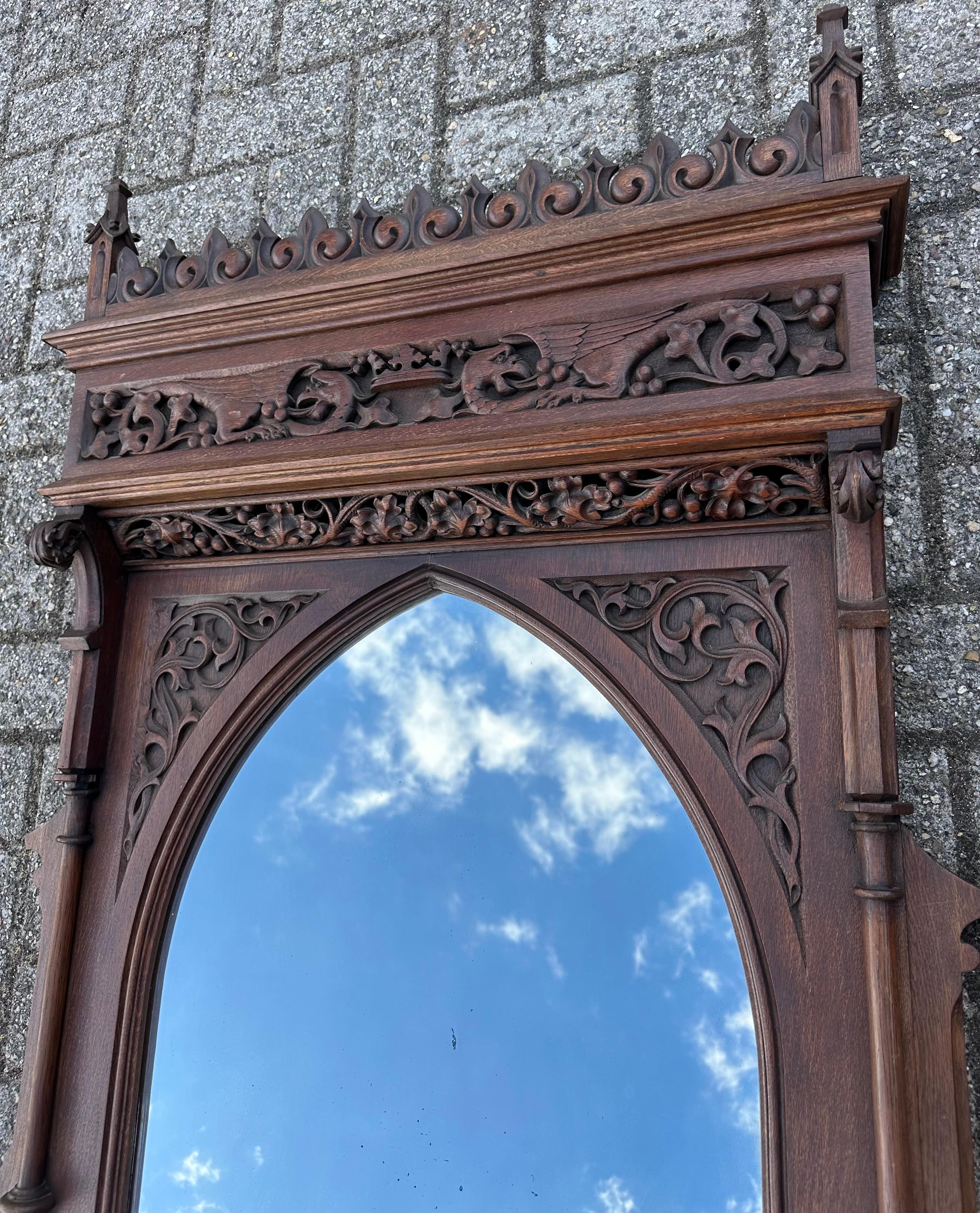 Stupendo specchio da parete extra large in Oak Gothic Revival con sculture a forma di fenice in vendita 10