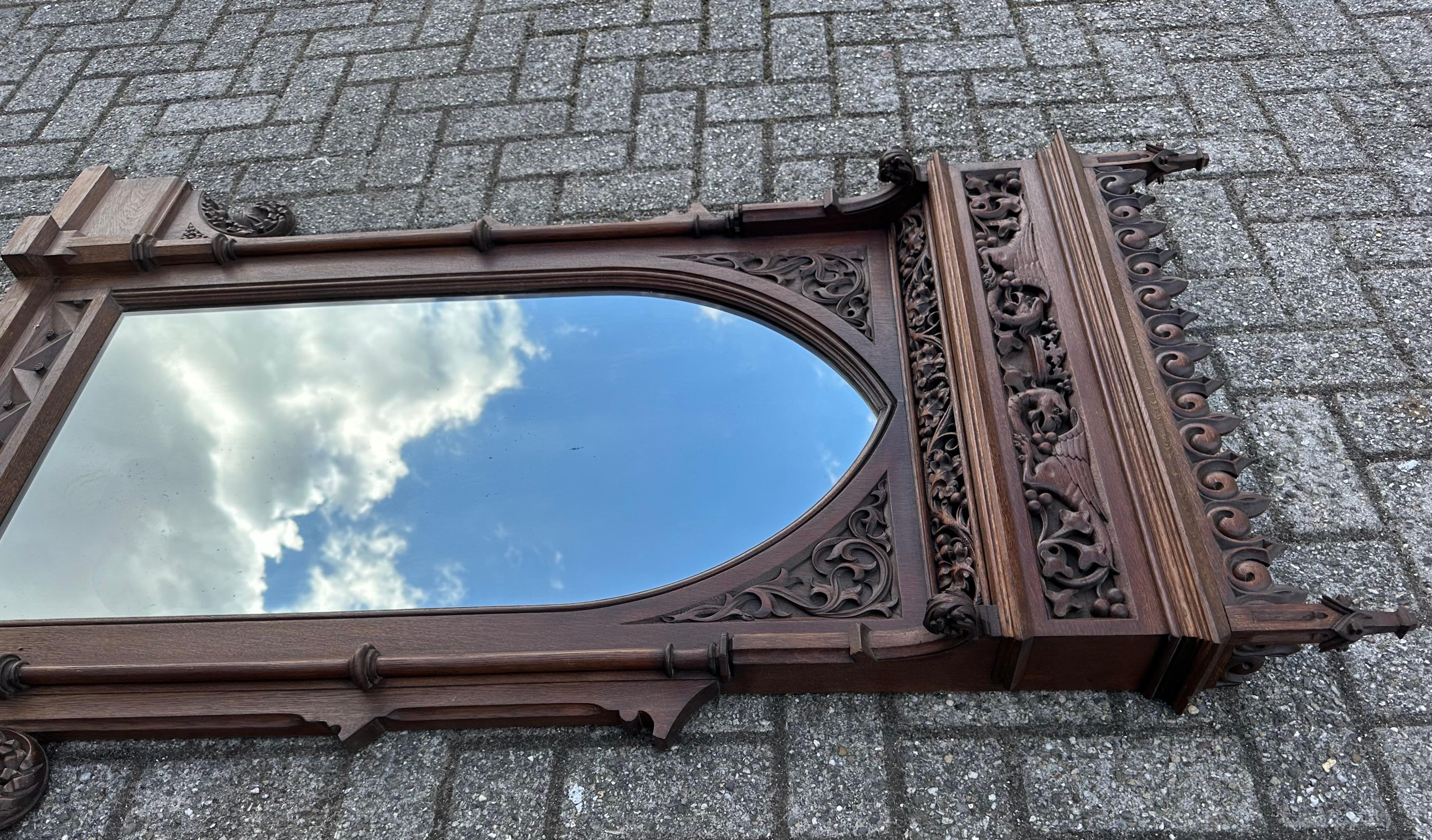 Stupendo specchio da parete extra large in Oak Gothic Revival con sculture a forma di fenice in vendita 11