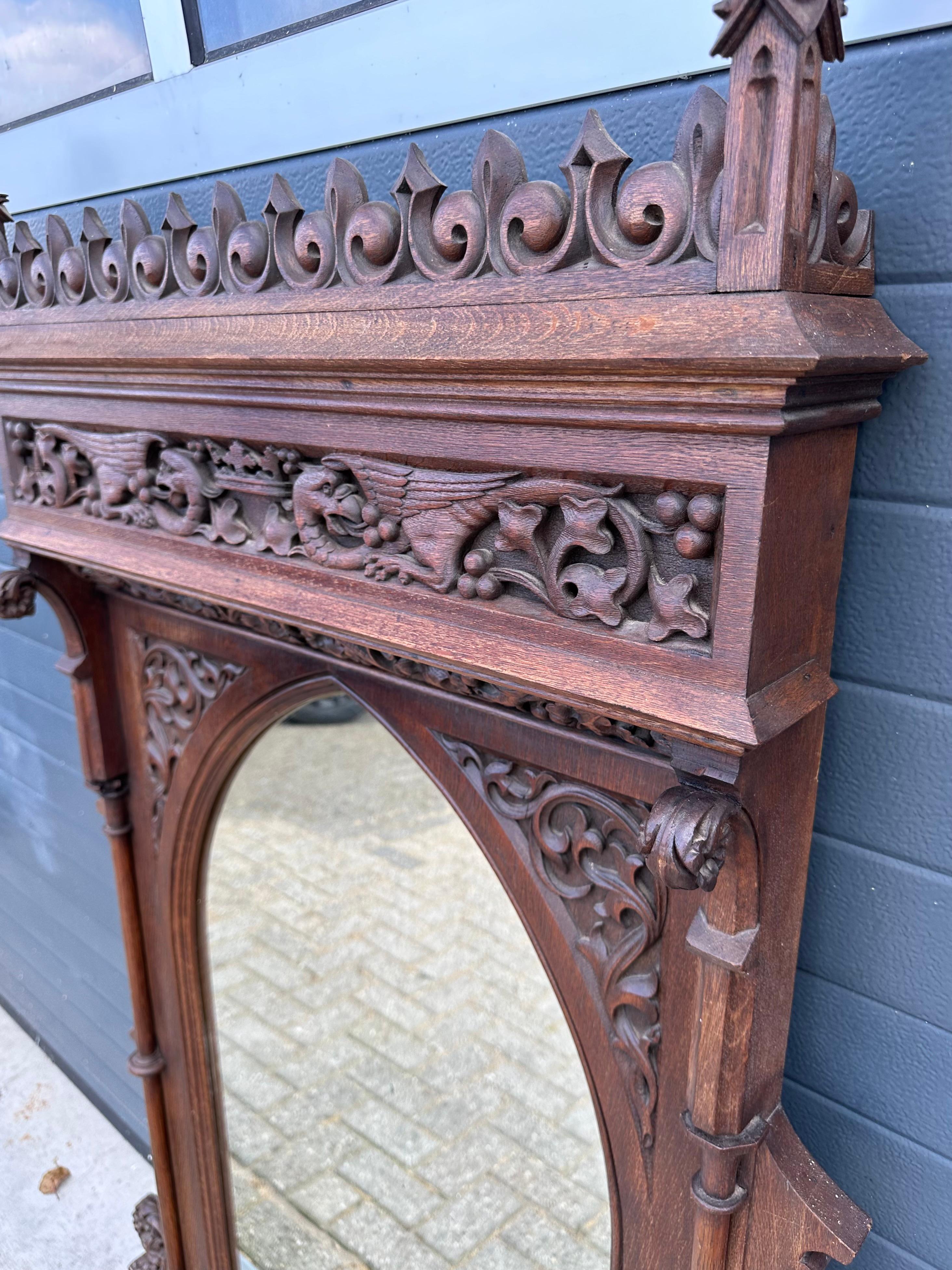 Stupendo specchio da parete extra large in Oak Gothic Revival con sculture a forma di fenice in vendita 12