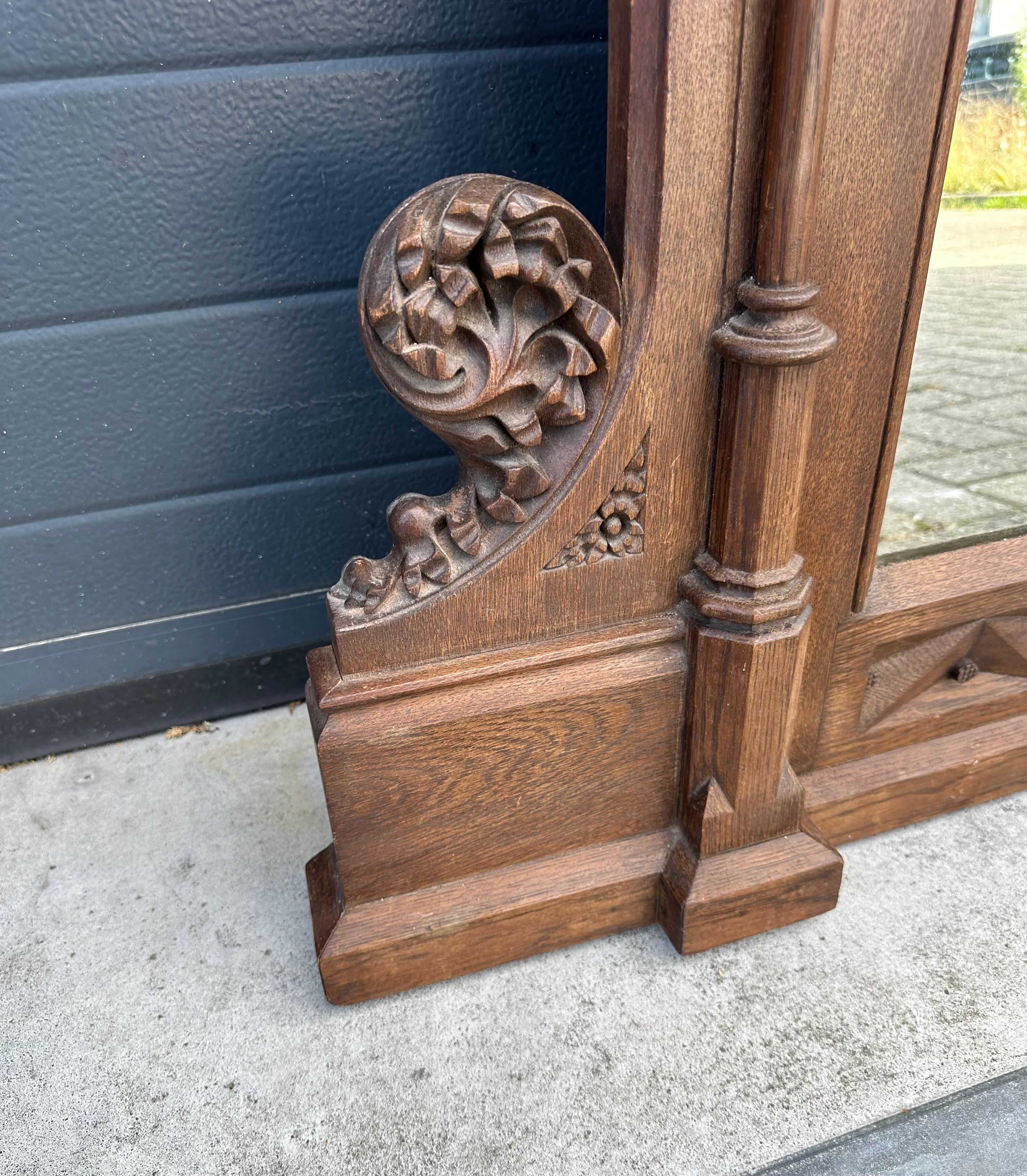 Neogotico Stupendo specchio da parete extra large in Oak Gothic Revival con sculture a forma di fenice in vendita