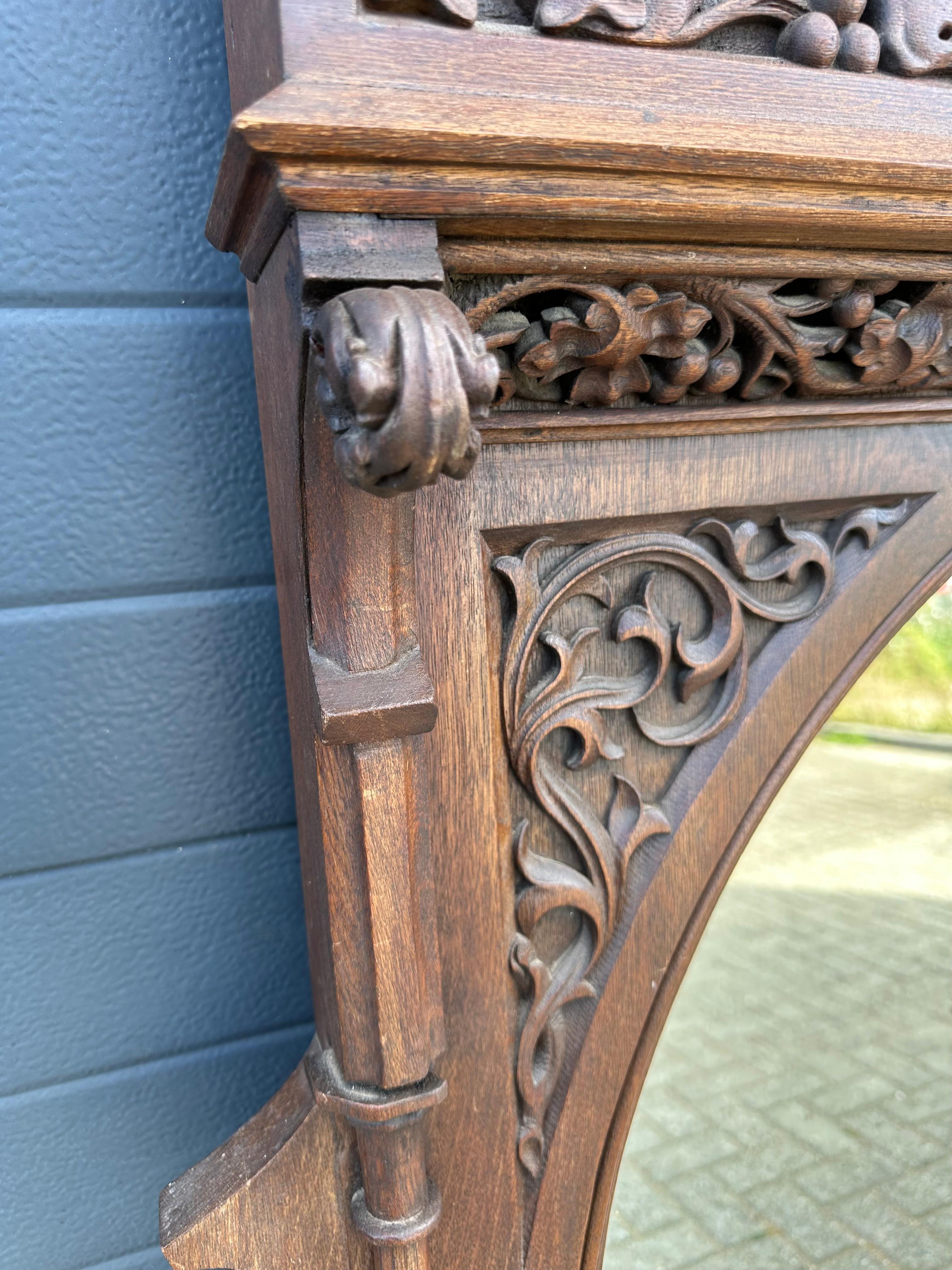 Olandese Stupendo specchio da parete extra large in Oak Gothic Revival con sculture a forma di fenice in vendita