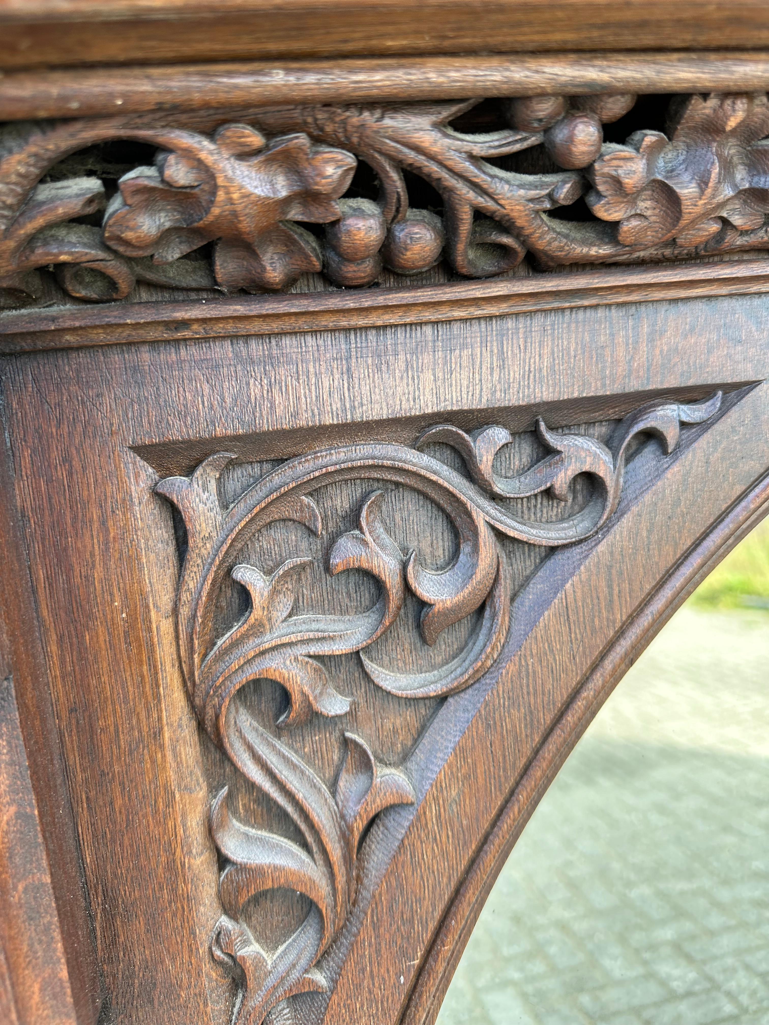 Intagliato a mano Stupendo specchio da parete extra large in Oak Gothic Revival con sculture a forma di fenice in vendita