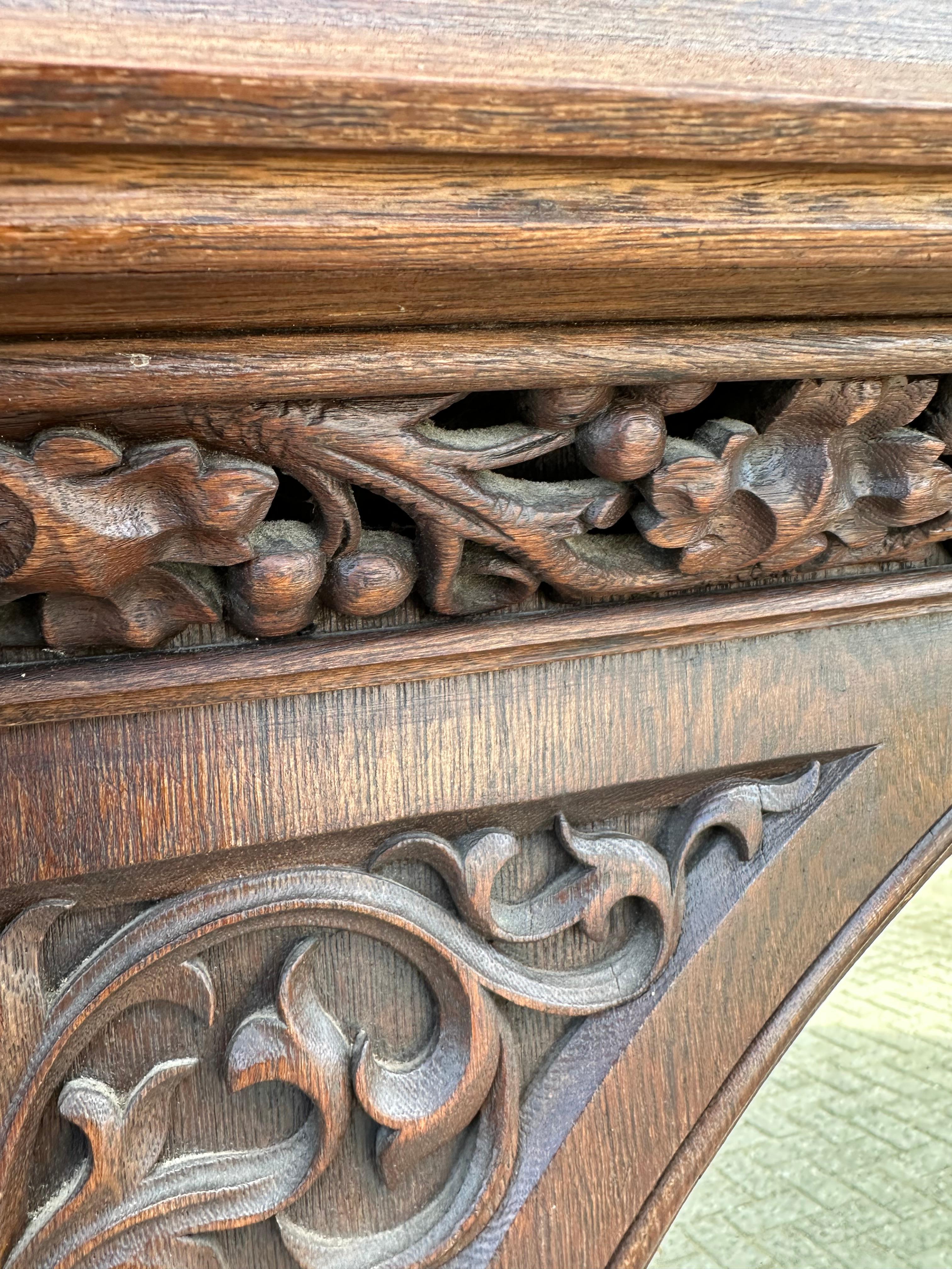 Stupendo specchio da parete extra large in Oak Gothic Revival con sculture a forma di fenice In condizioni buone in vendita a Lisse, NL