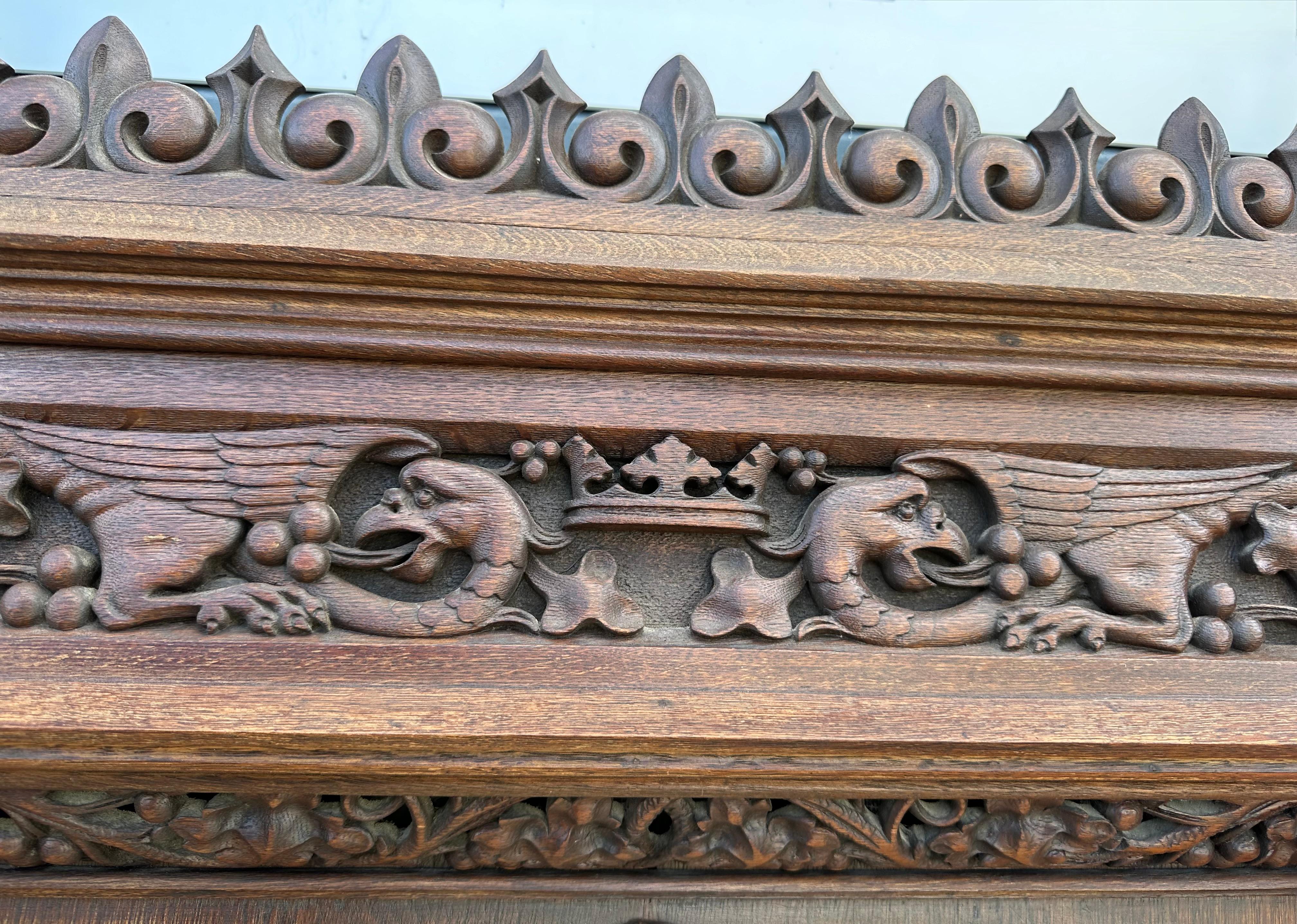XIX secolo Stupendo specchio da parete extra large in Oak Gothic Revival con sculture a forma di fenice in vendita