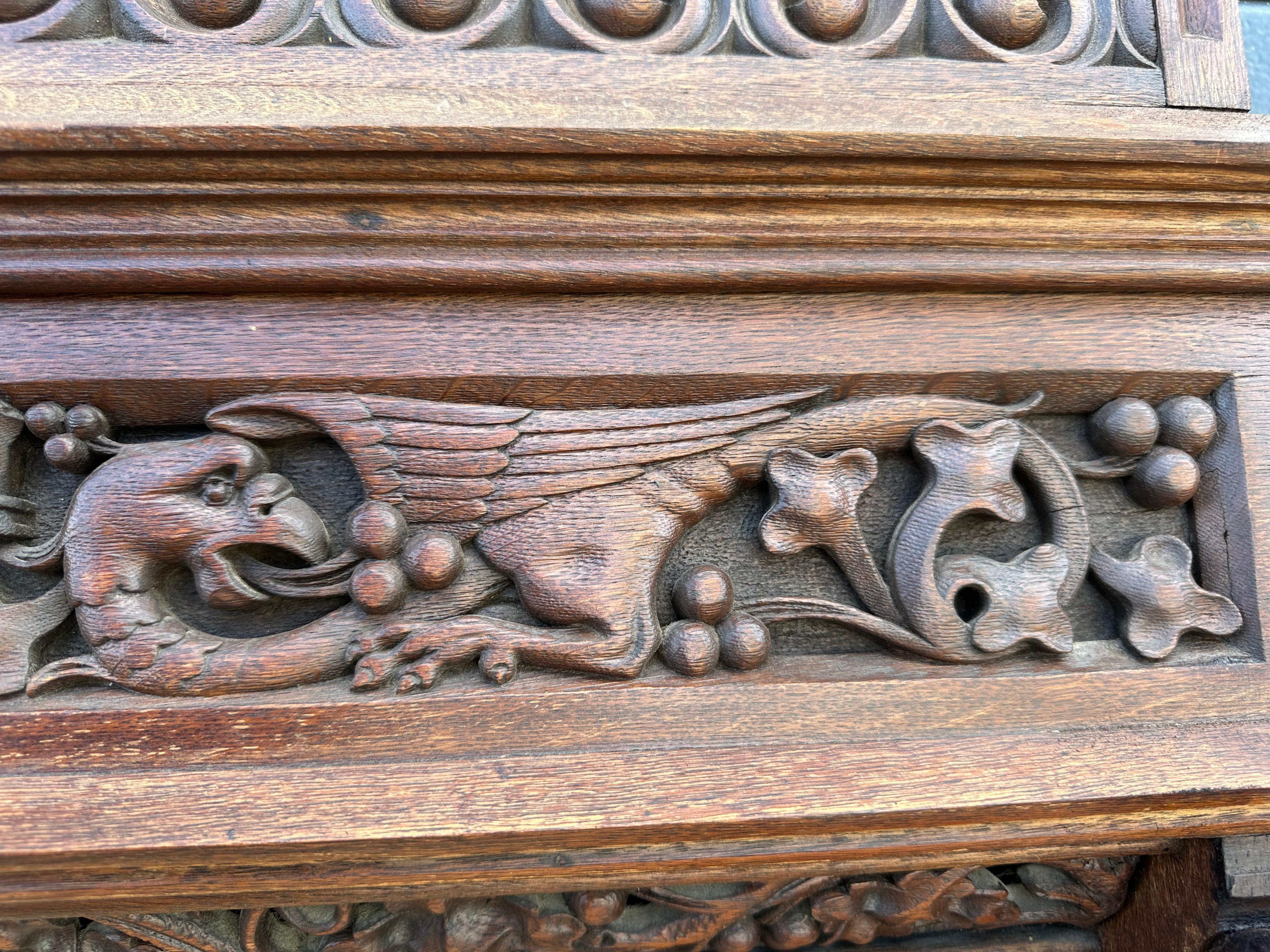 Specchio Stupendo specchio da parete extra large in Oak Gothic Revival con sculture a forma di fenice in vendita