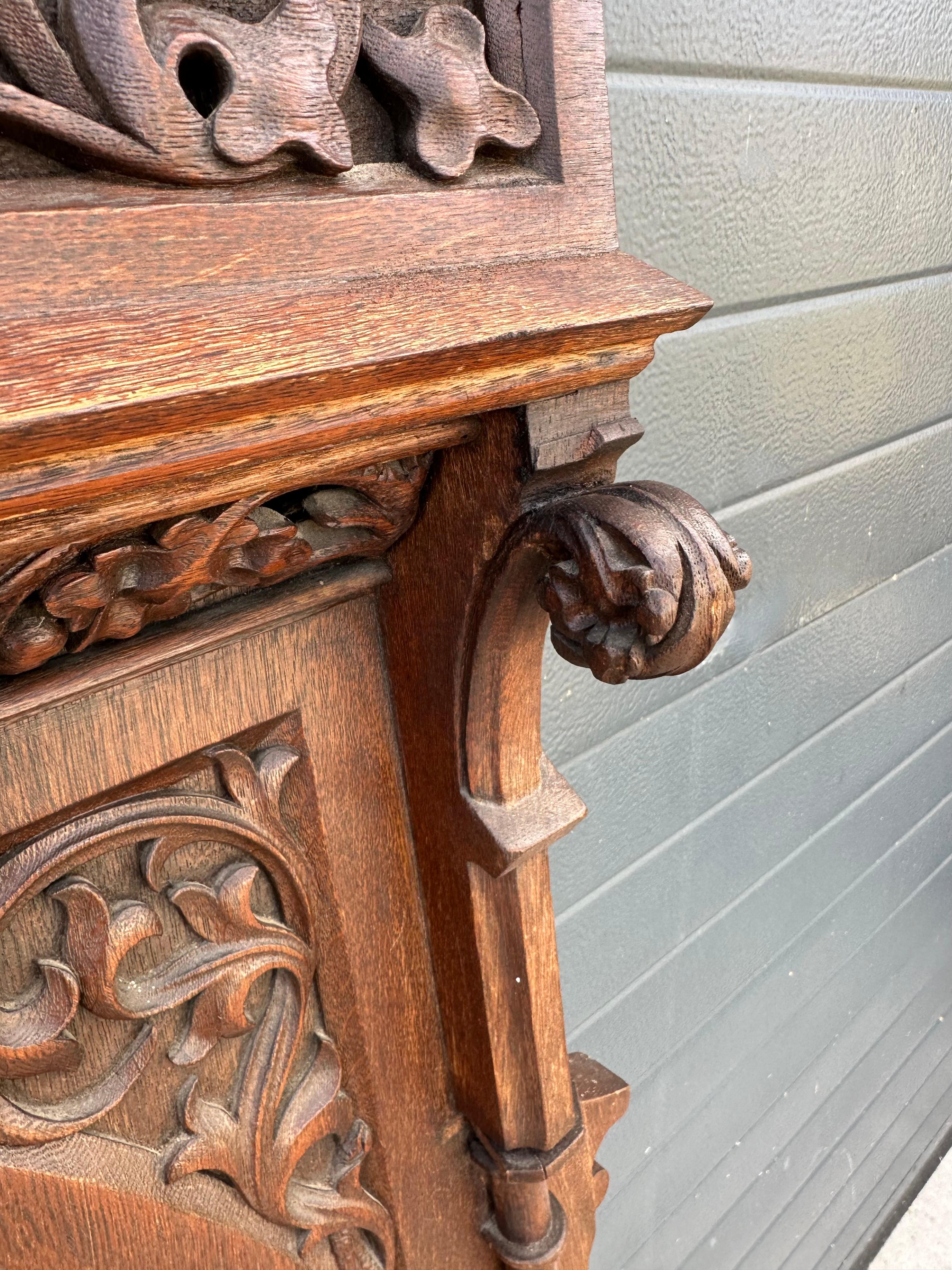 Stupendo specchio da parete extra large in Oak Gothic Revival con sculture a forma di fenice in vendita 1