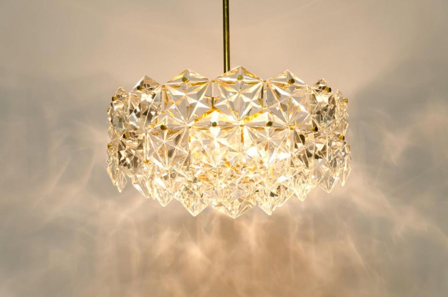 Ce lustre au design moderniste a été conçu par l'équipe de designers de Kinkeldey dans les années 1970 et fabriqué en Allemagne. Un lustre Kinkeldey très élégant, il se marie avec toutes les époques de décoration. Les cristaux sont méticuleusement