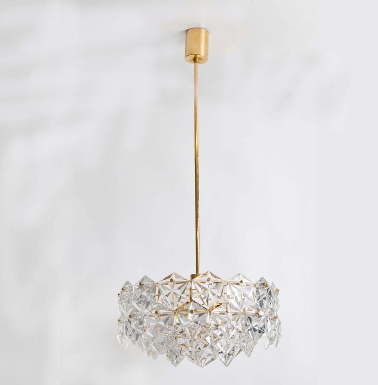 Mid-Century Modern Superbe lustre à quatre niveaux en cristal facetté et métal doré de Kinkeldey, 1970 en vente