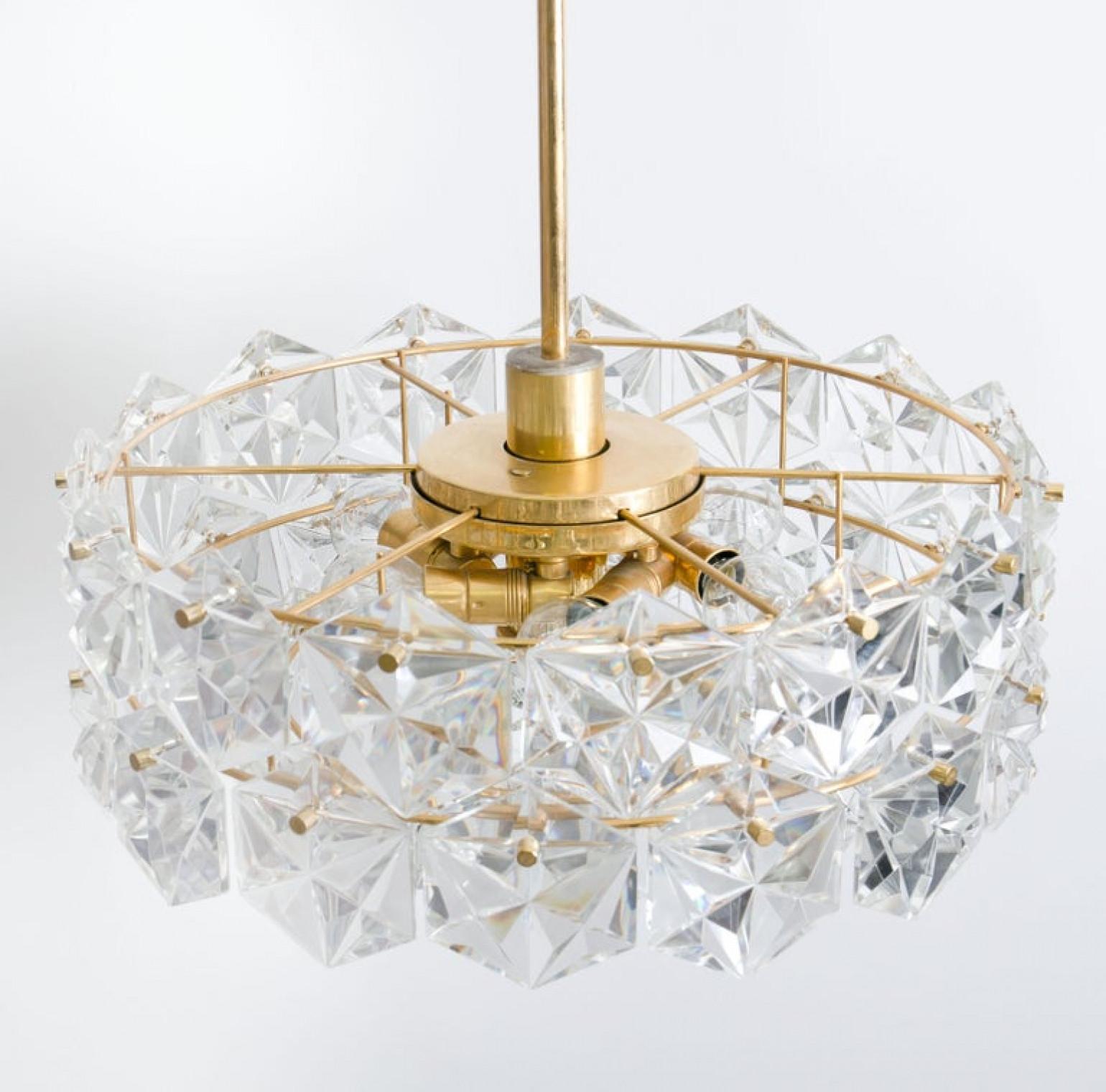 Autrichien Superbe lustre à quatre niveaux en cristal facetté et métal doré de Kinkeldey, 1970 en vente