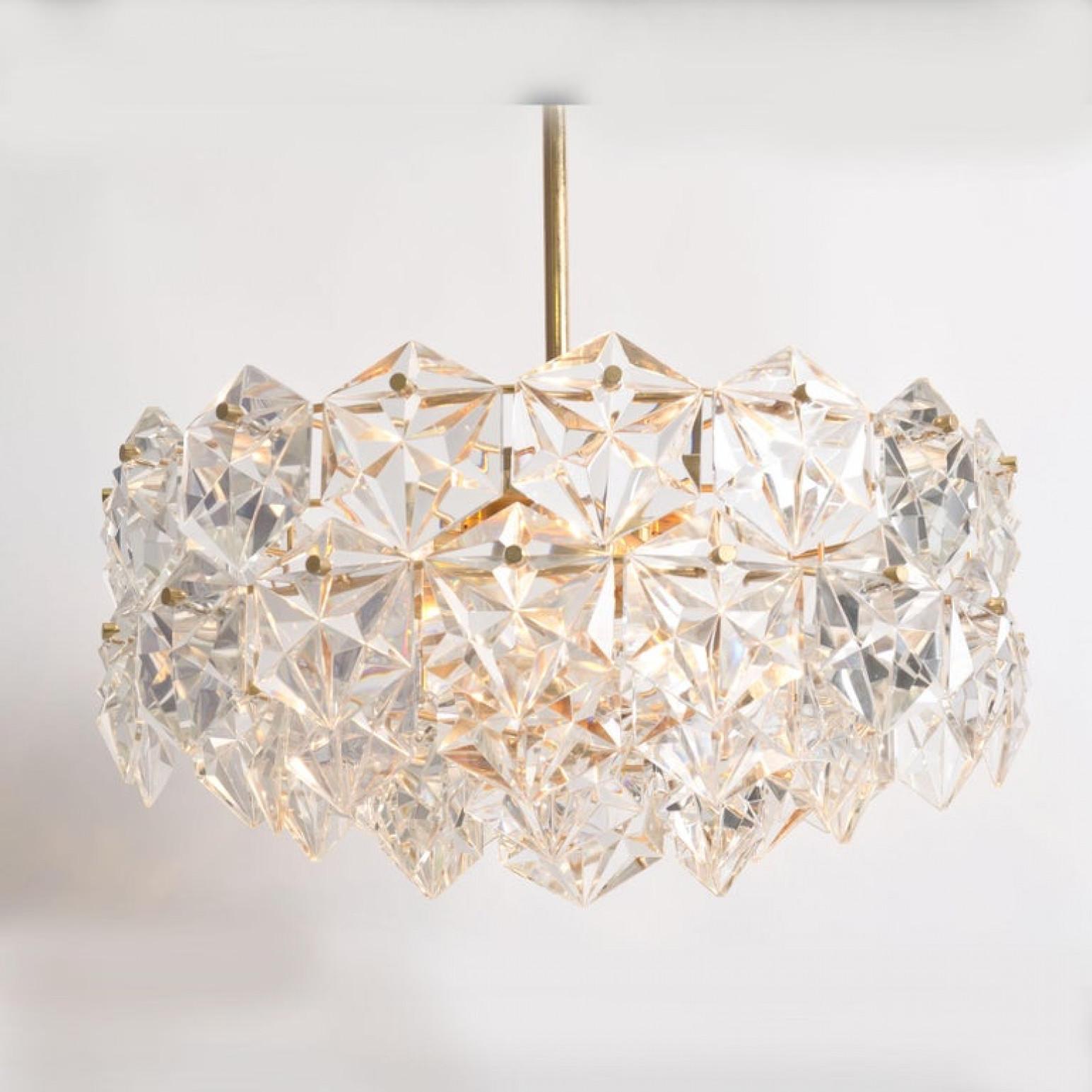Facetté Superbe lustre à quatre niveaux en cristal facetté et métal doré de Kinkeldey, 1970 en vente
