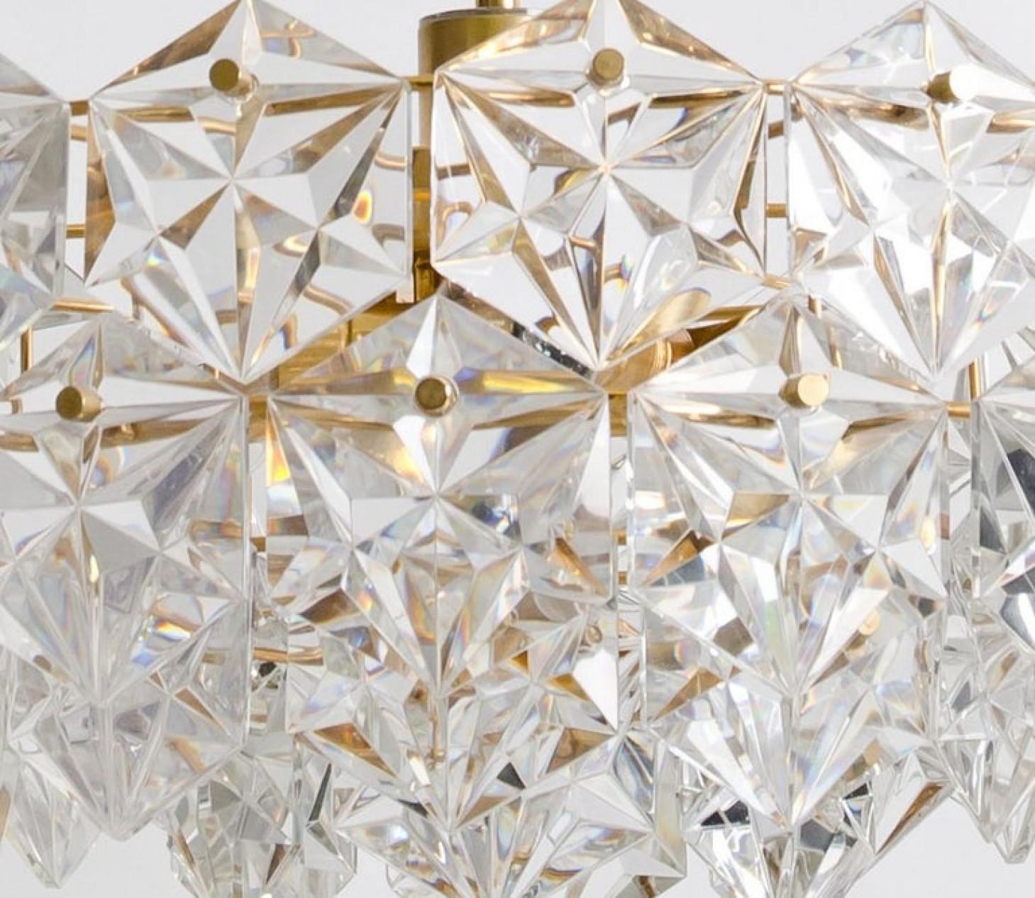 Superbe lustre à quatre niveaux en cristal facetté et métal doré de Kinkeldey, 1970 Bon état - En vente à Rijssen, NL