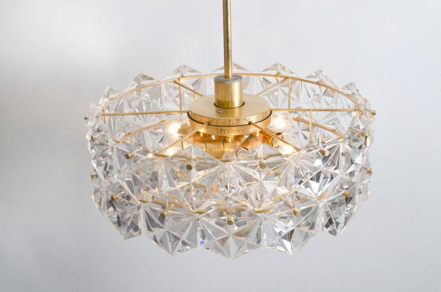 20ième siècle Superbe lustre à quatre niveaux en cristal facetté et métal doré de Kinkeldey, 1970 en vente