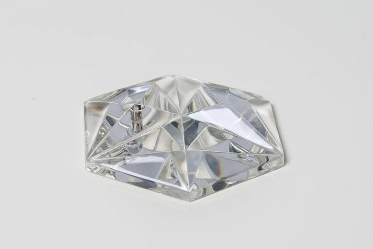 Laiton Superbe lustre à quatre niveaux en cristal facetté et métal doré de Kinkeldey, 1970 en vente