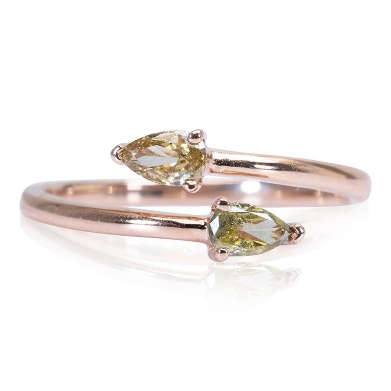 Superbe bague ouverte à deux pierres en or rose 18 carats avec un total de 0,32 carat de diamants fantaisie en forme de poire. Cette bague est accompagnée d'un certificat AIG et d'une boîte fantaisie.

-1 pierre principale en diamant de 0,16