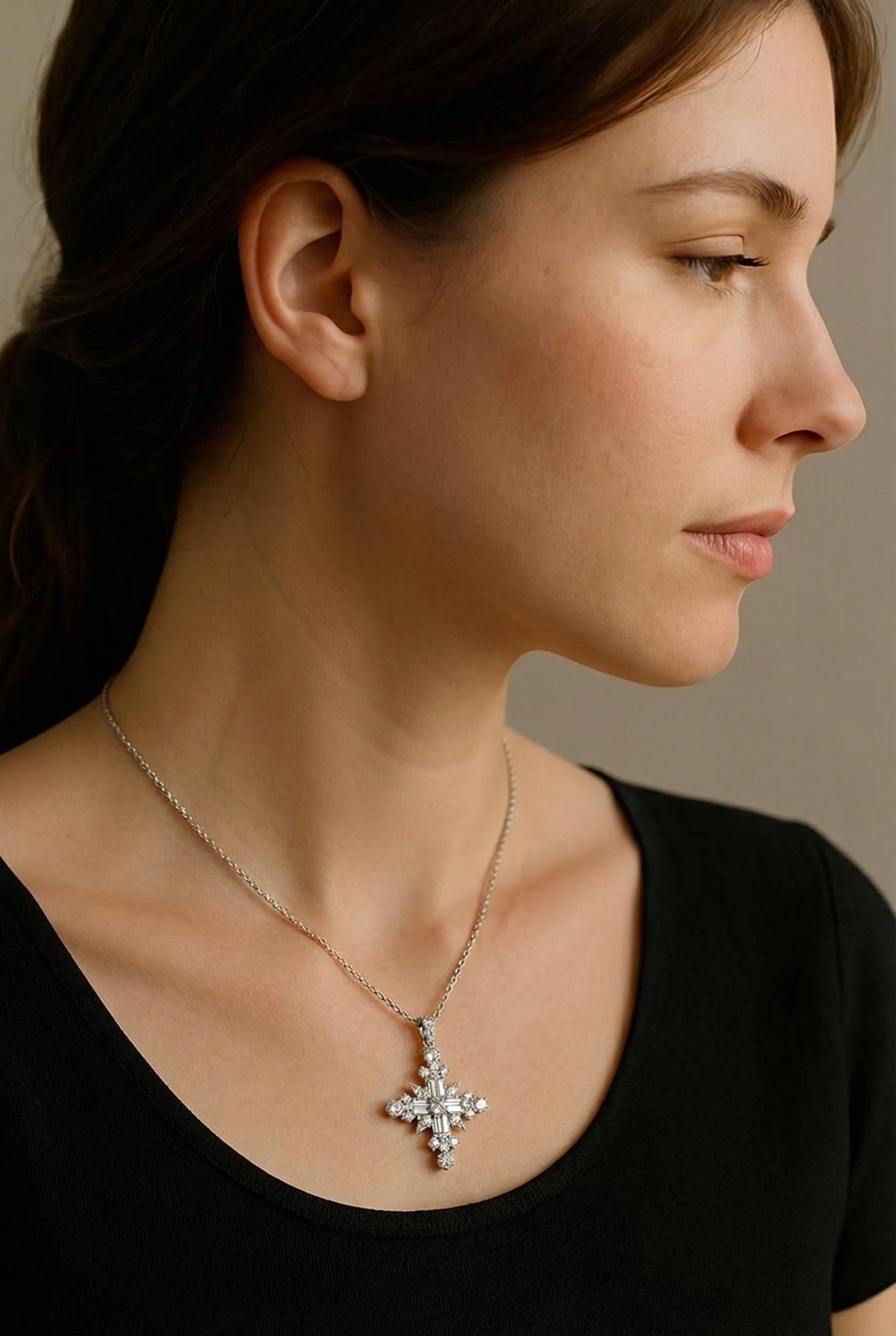 Atemberaubende Fancy White Diamond & Platinum 'Snowflake' Kreuz. (Zeitgenössisch) im Angebot