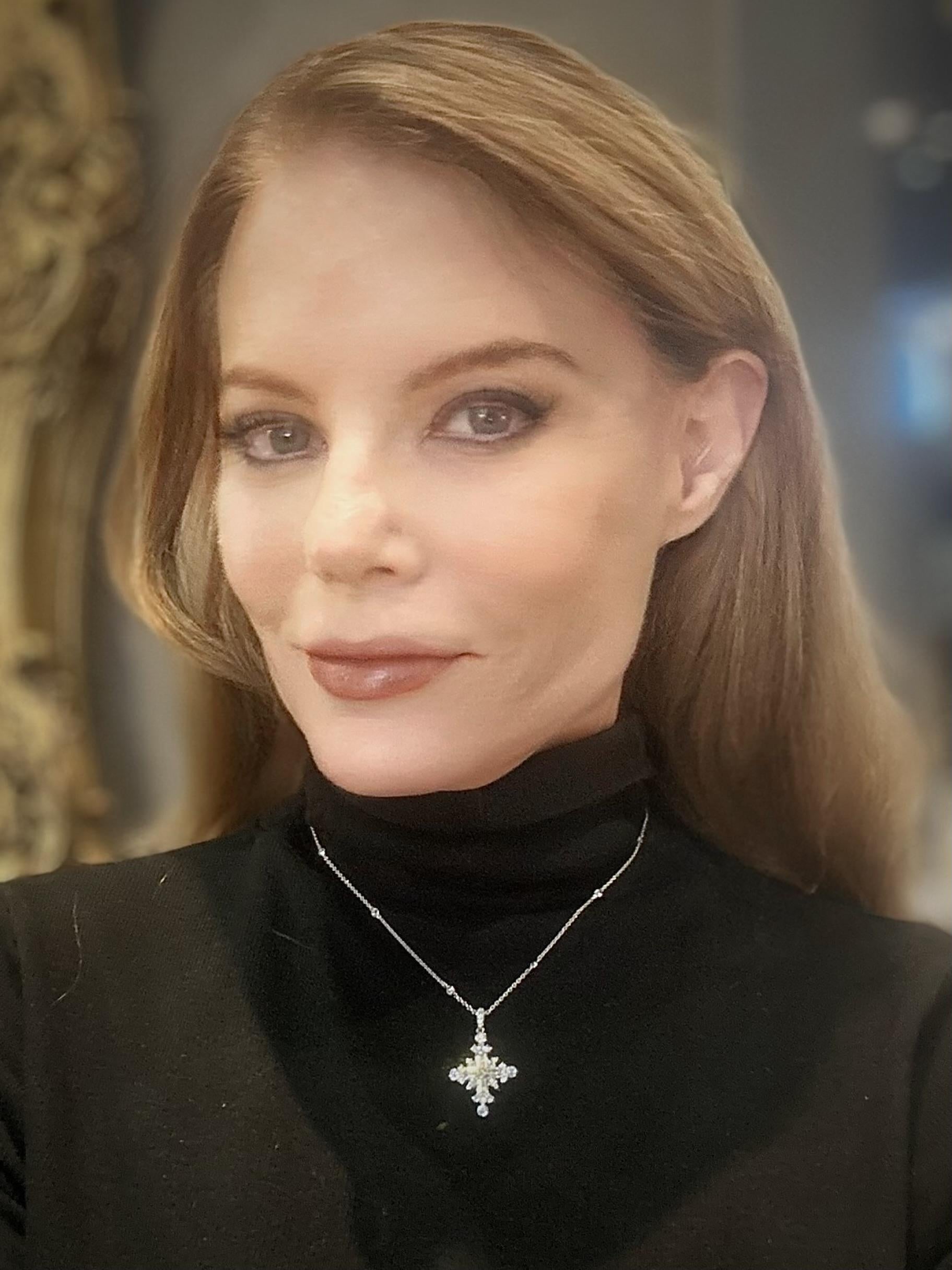 Atemberaubende Fancy White Diamond & Platinum 'Snowflake' Kreuz. (Kugelschliff) im Angebot