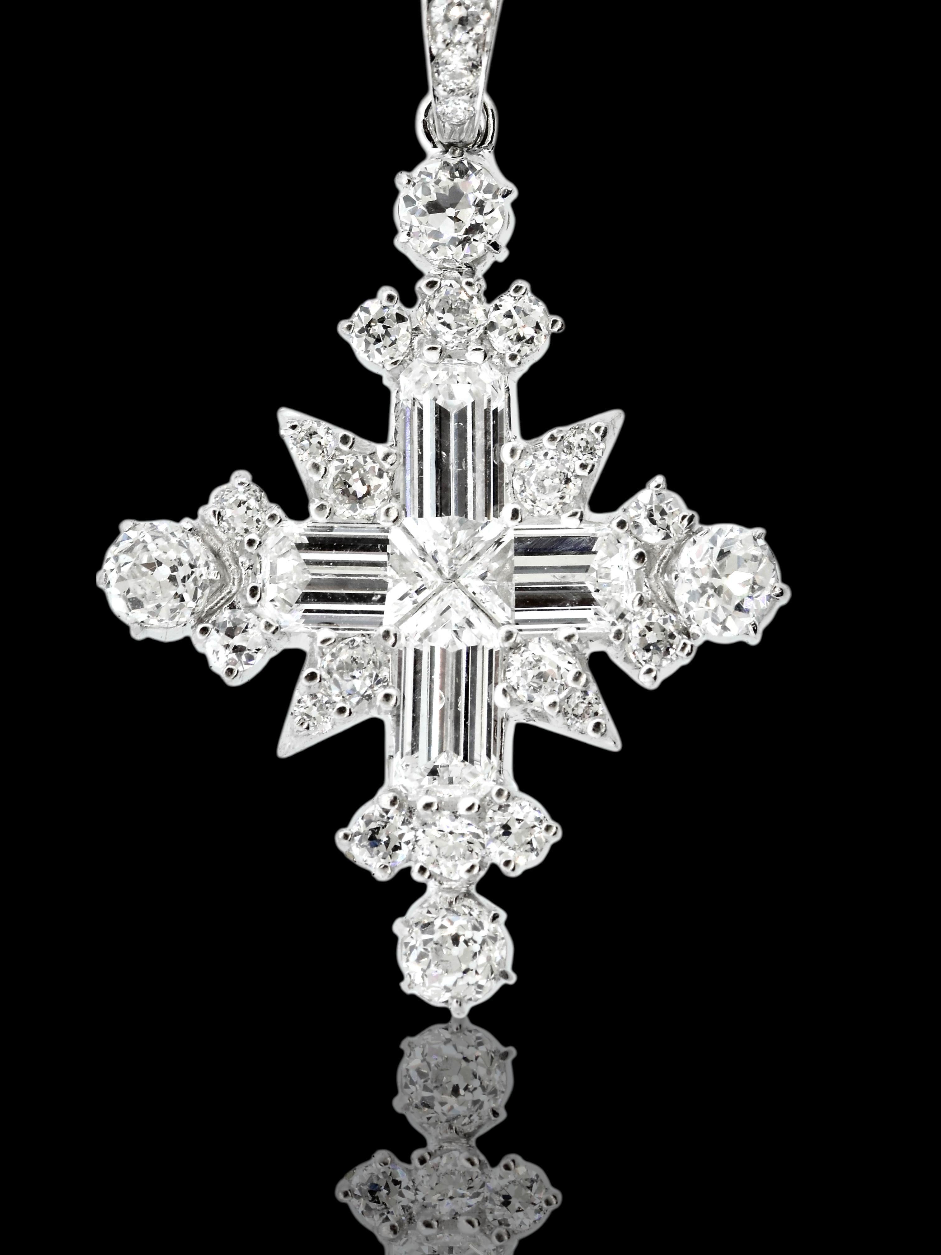 Atemberaubende Fancy White Diamond & Platinum 'Snowflake' Kreuz. im Zustand „Hervorragend“ im Angebot in Aspen, CO
