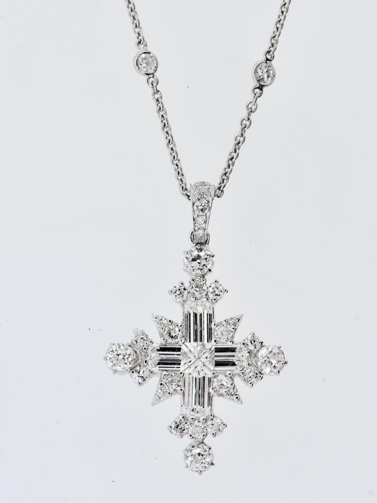 Atemberaubende Fancy White Diamond & Platinum 'Snowflake' Kreuz. für Damen oder Herren im Angebot