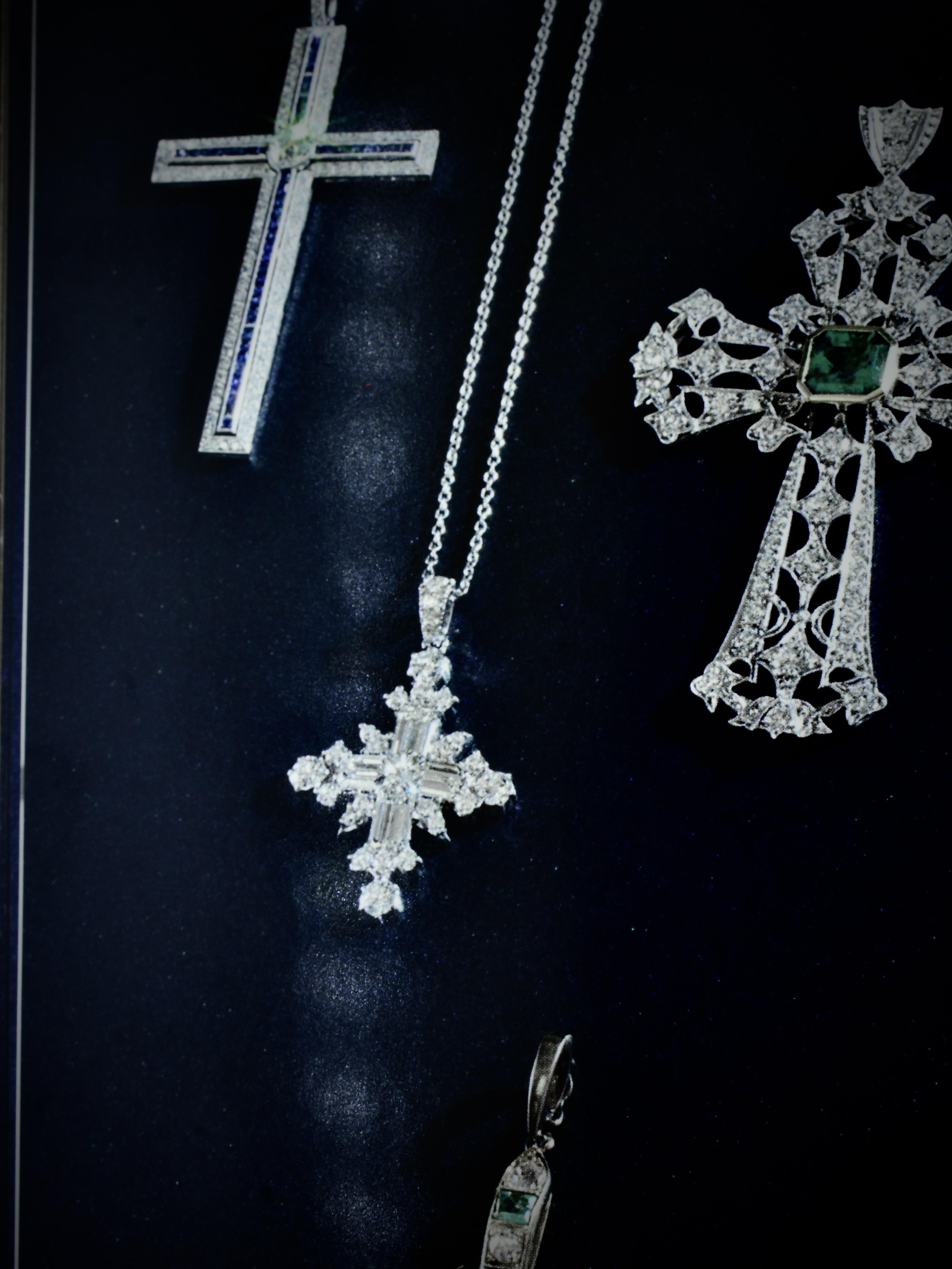 Atemberaubende Fancy White Diamond & Platinum 'Snowflake' Kreuz. im Angebot 1