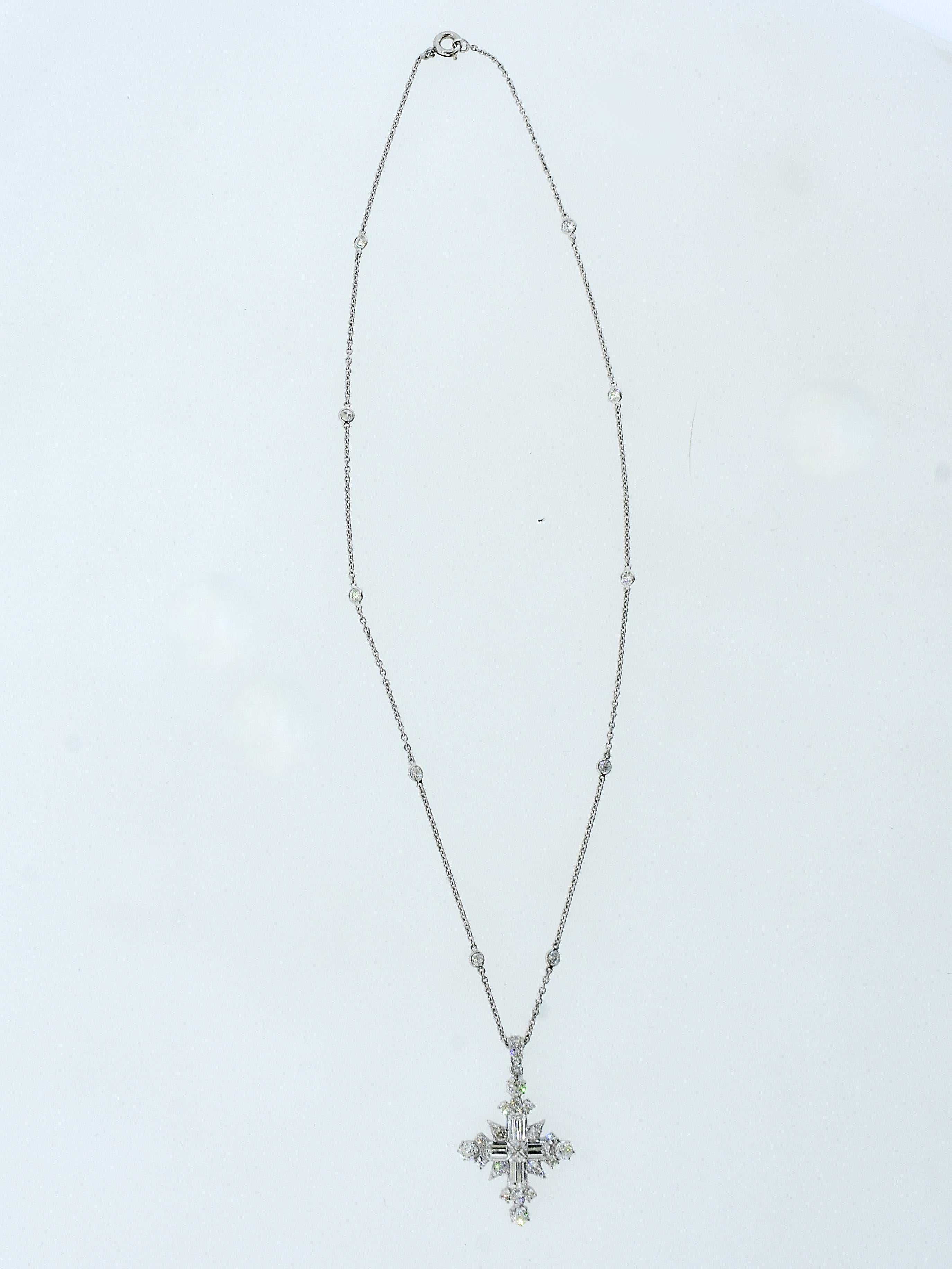 Atemberaubende Fancy White Diamond & Platinum 'Snowflake' Kreuz. im Angebot 2