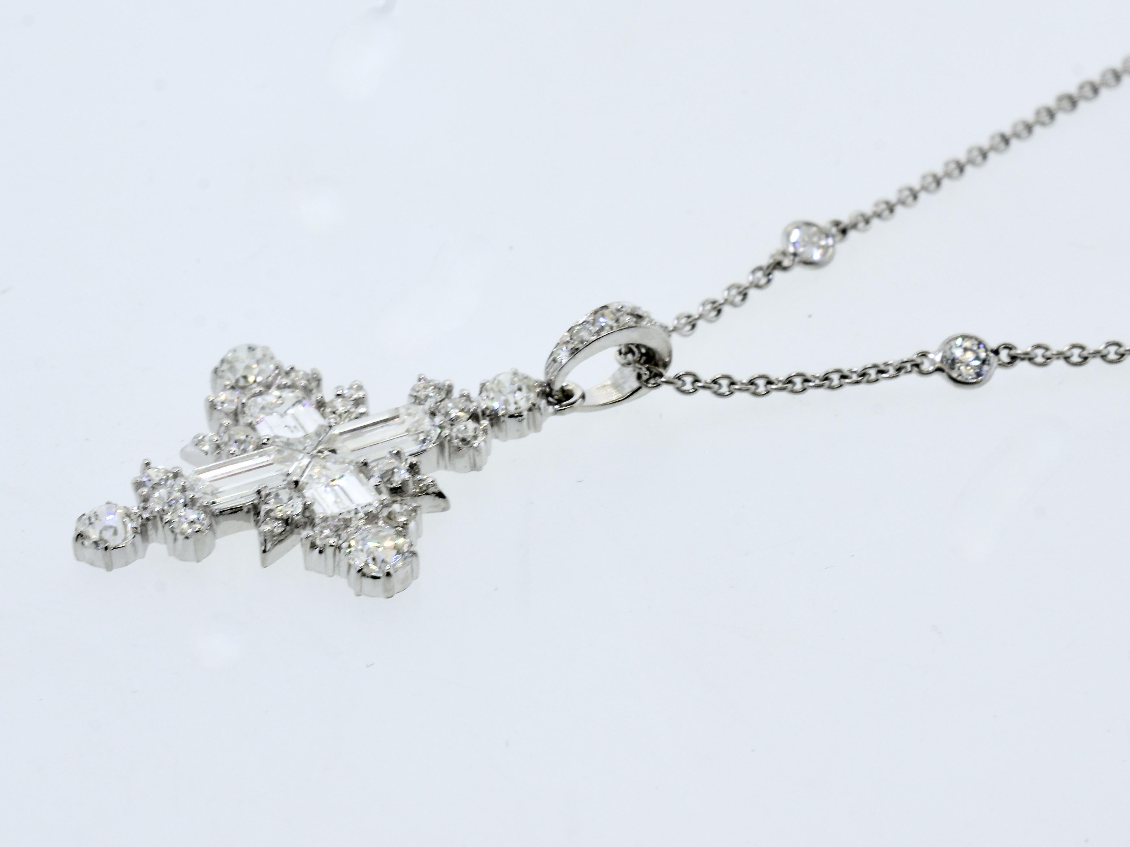 Atemberaubende Fancy White Diamond & Platinum 'Snowflake' Kreuz. im Angebot 3