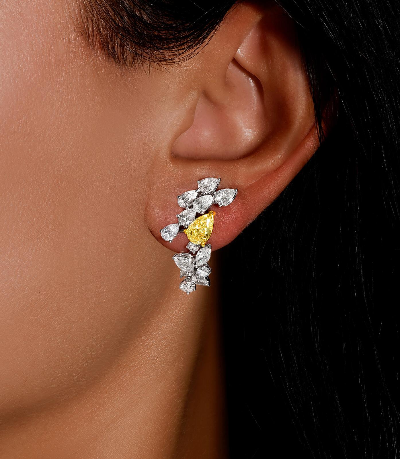 Il est accompagné d'une évaluation gemmologique par la GIA (GG/AJP).
Toutes les pierres précieuses sont naturelles
2 diamants jaunes de fantaisie = 1,47 carats
Coupe : Poire
28 diamants blancs = 3,95 carats
Taille : Poire, Rond, Marquise
Métal : or