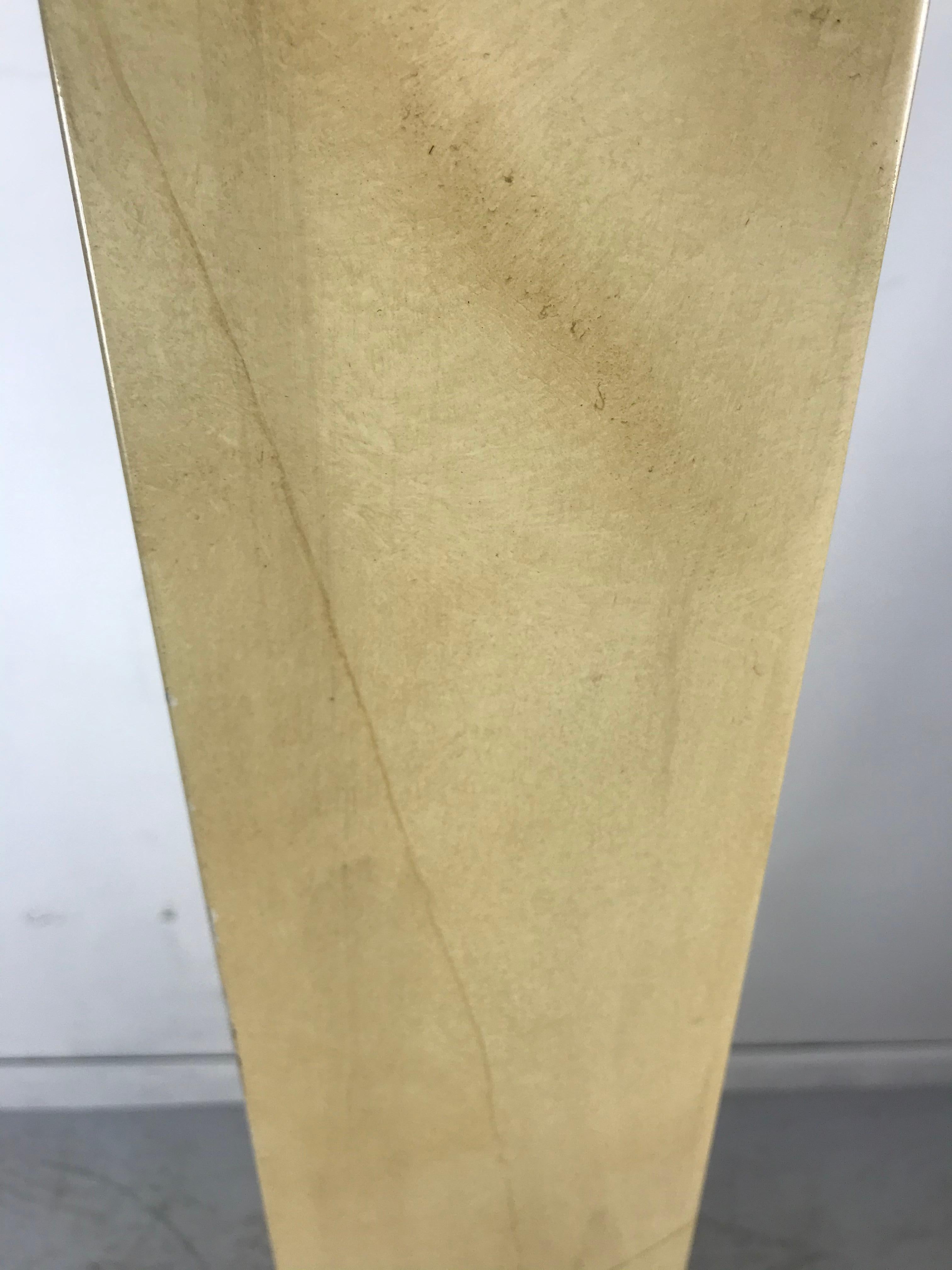 Stupendo obelisco in finta pelle di capra e doratura, alla maniera di Karl Springer. Con un'altezza di 82 pollici, questo elemento si fa notare in qualsiasi ambiente. È disponibile la consegna a mano a New York City o in qualsiasi punto del percorso
