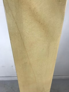 Superbe obélisque en fausse peau de chèvre et dorée:: de la main de Karl Springer