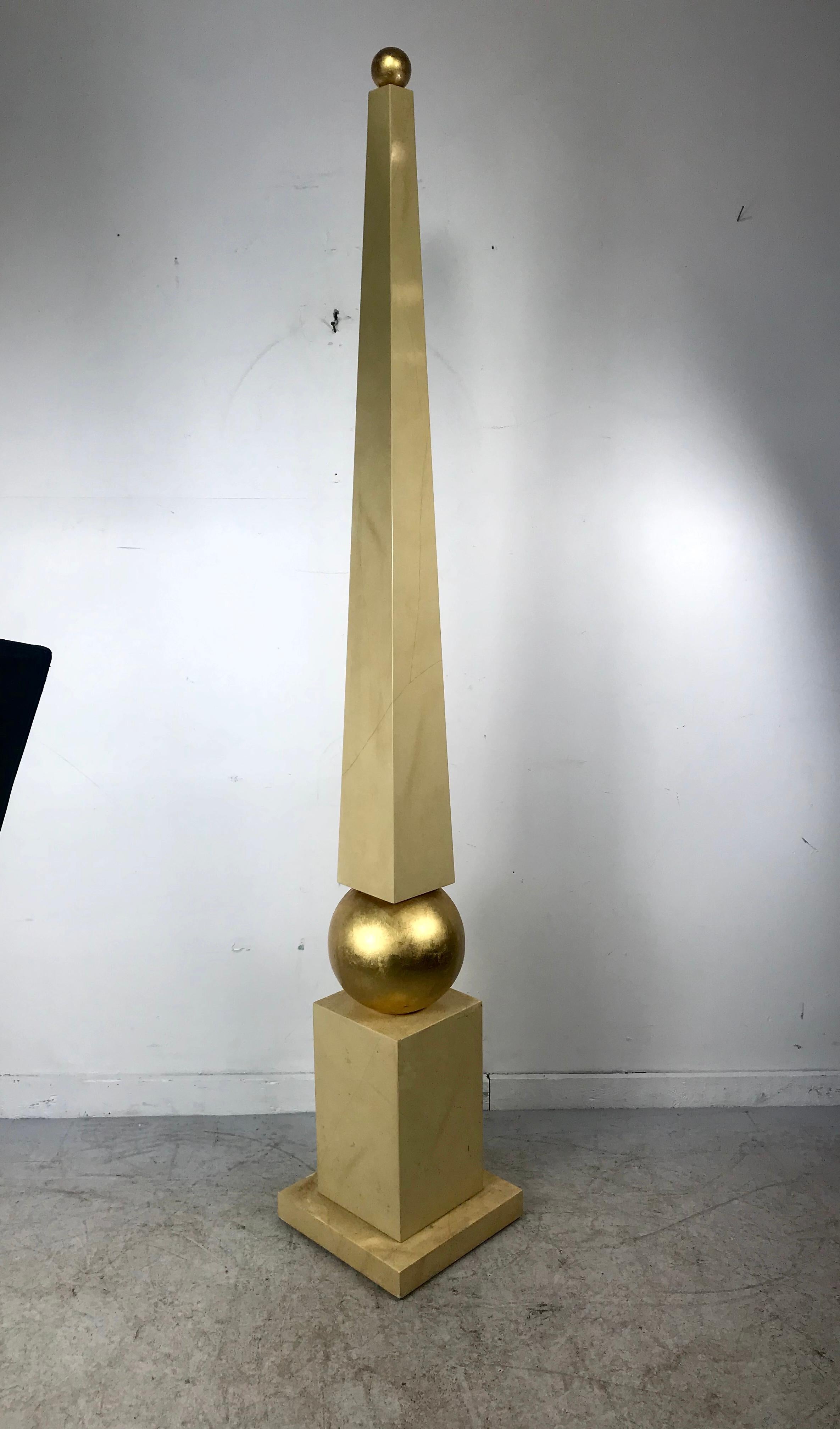 Atemberaubender Obelisk aus Ziegenlederimitat und Vergoldung nach Art von Karl Springer im Angebot 2
