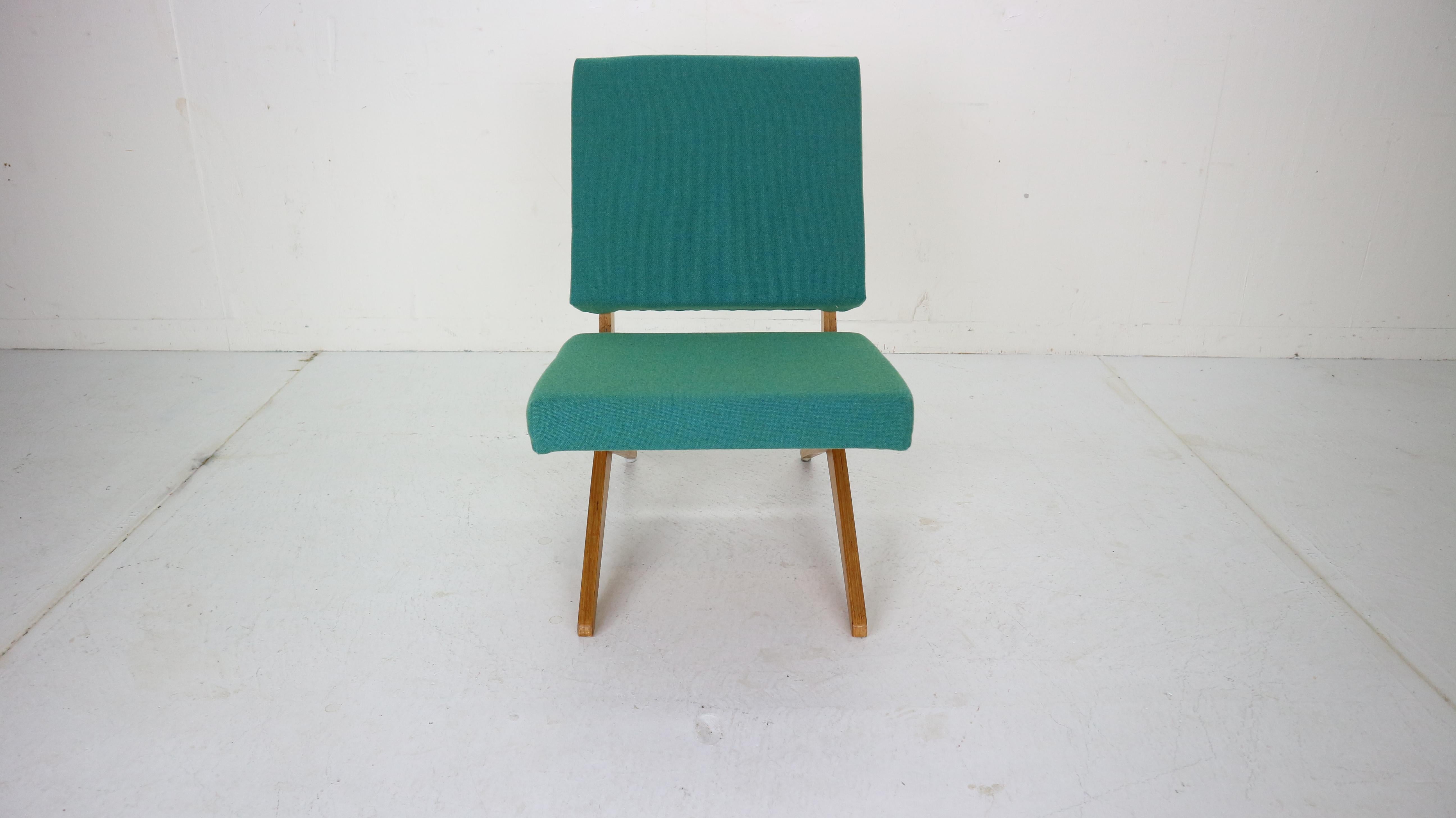 Rare modernist low-sitting 'Scissor' chair designed by architect Jan van Grunsven in 1959 and produced by UMS/Pastoe (famous Dutch designed furniture manufactur), Utrecht, Netherlands. Van Grunsven worked at the architect studio Gerrit Rietveld