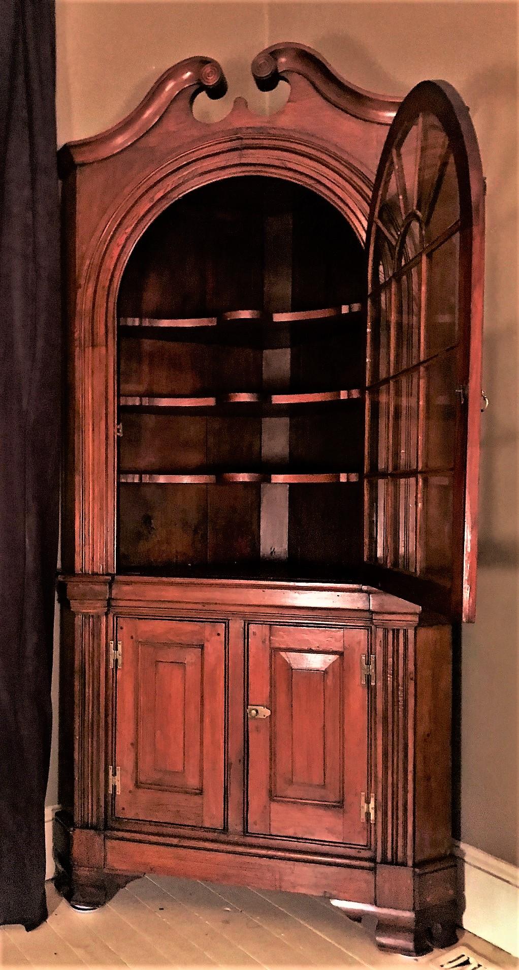 Stunning Federal Pine Corner Cupboard, Virginia, Circa:1815 In Good Condition For Sale In Alexandria, VA