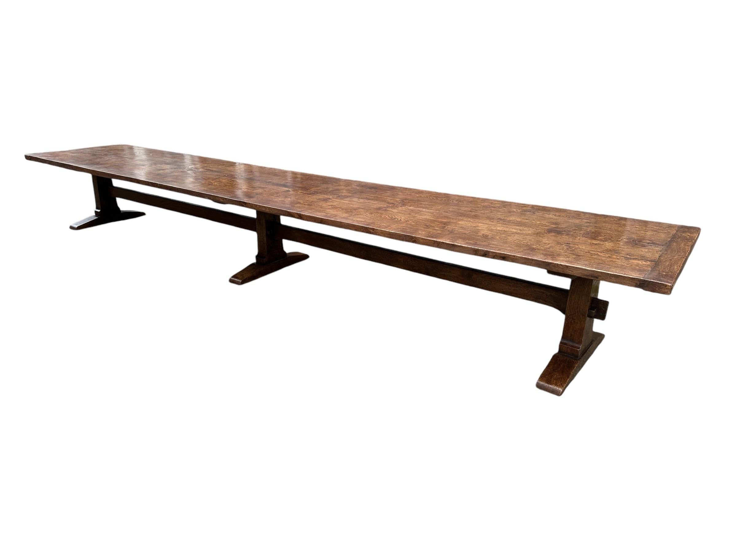 Ferme à tréteaux de style 17e siècle.  Voici une table de réfectoire remarquable et impressionnante, habilement fabriquée à partir de deux planches de chêne assorties. Cette table incarne l'élégance du design du XVIIe siècle, avec une construction