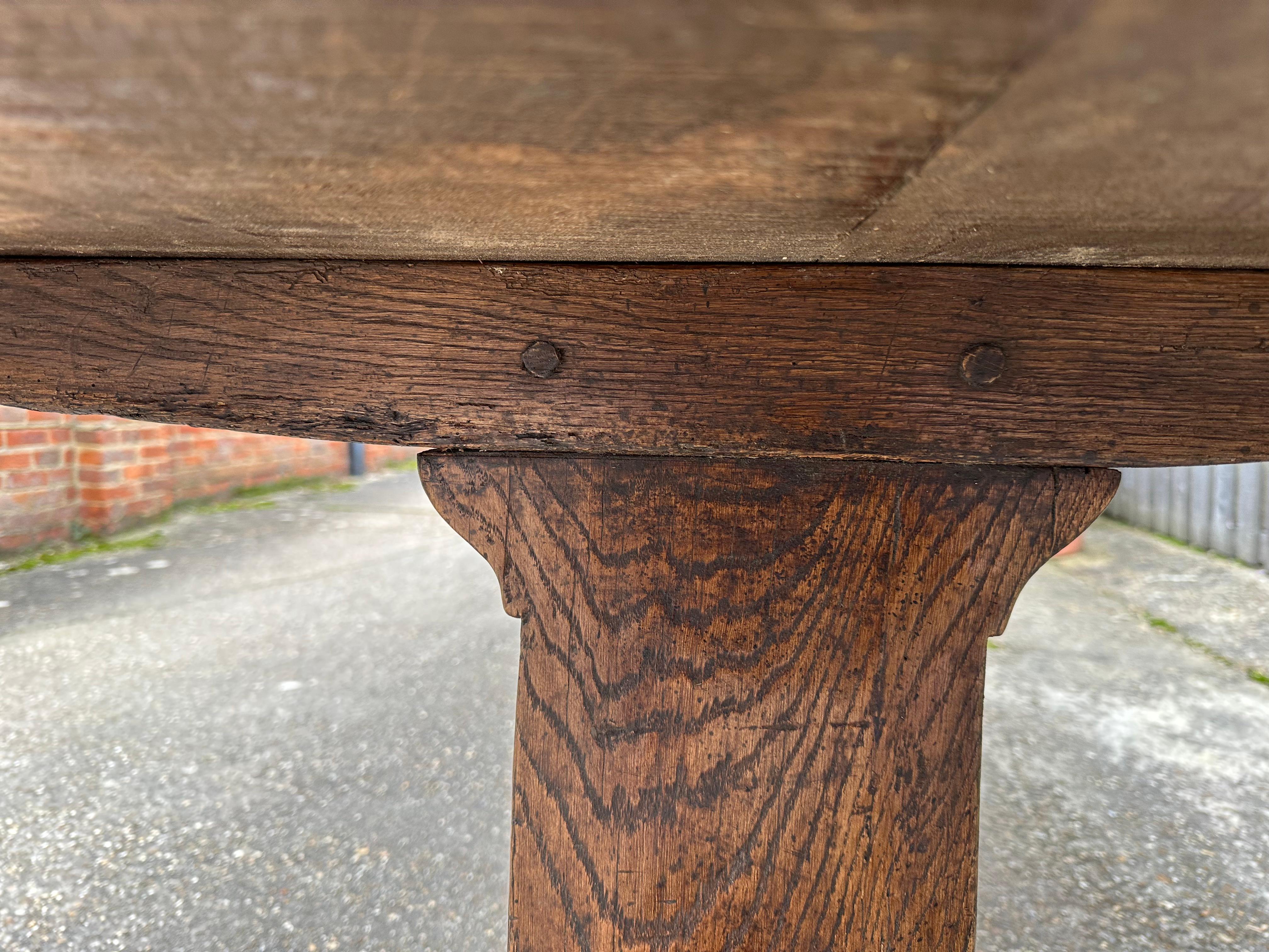 Fait main Table de ferme à tréteaux en Oak Oak, style 17ème siècle en vente