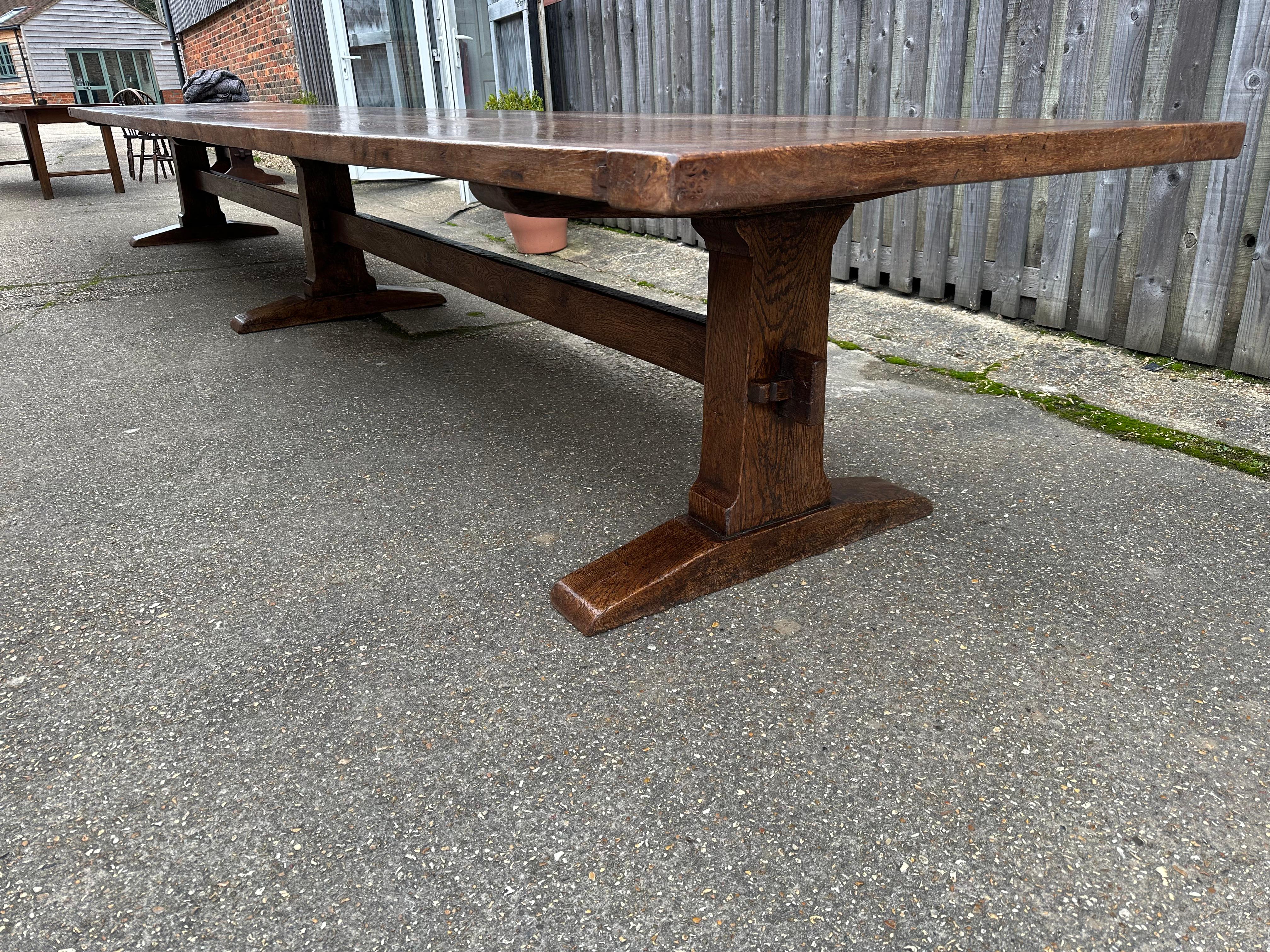 Table de ferme à tréteaux en Oak Oak, style 17ème siècle Bon état - En vente à Billingshurst, GB