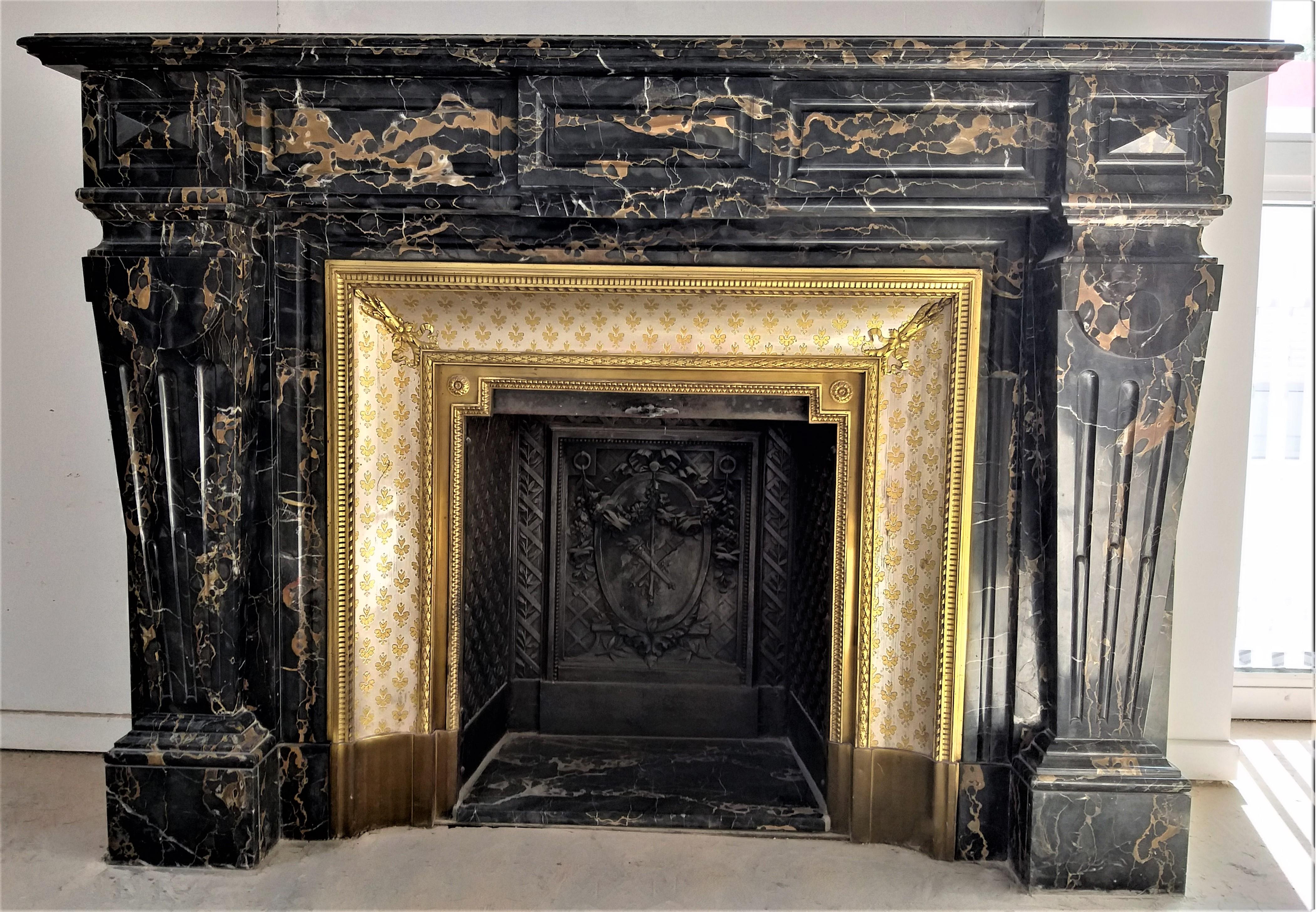 Stunning Fireplace in Distinguished Toned Portoro Marble For Sale 4