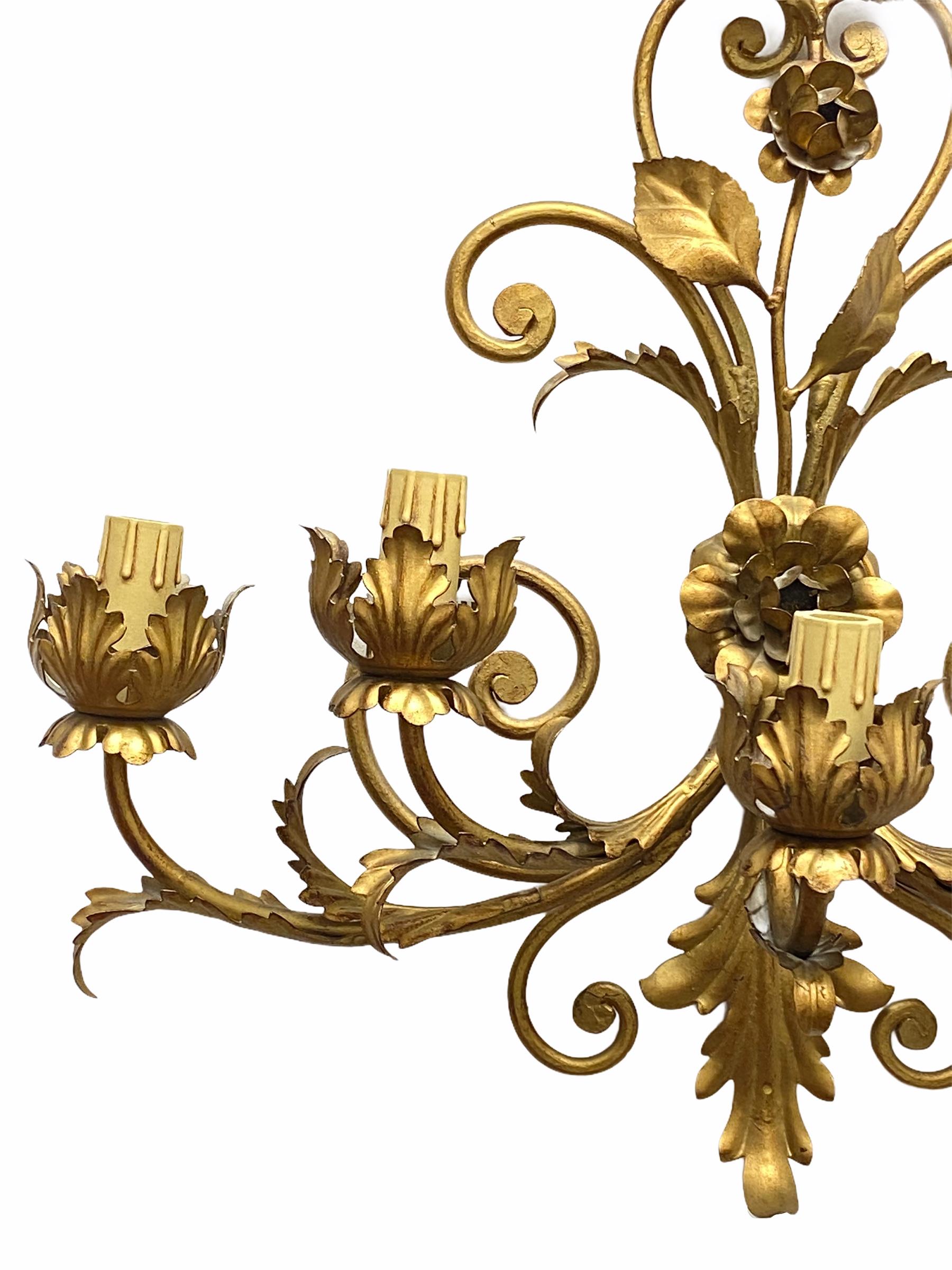 Add a touch of opulence to your home with this charming sconce. Perfect gilt metal leafs to enhance any chic or eclectic home. We'd love to see it hanging in an entryway as a charming welcome home. Built in the 1960s, probably in Italy, this sconce