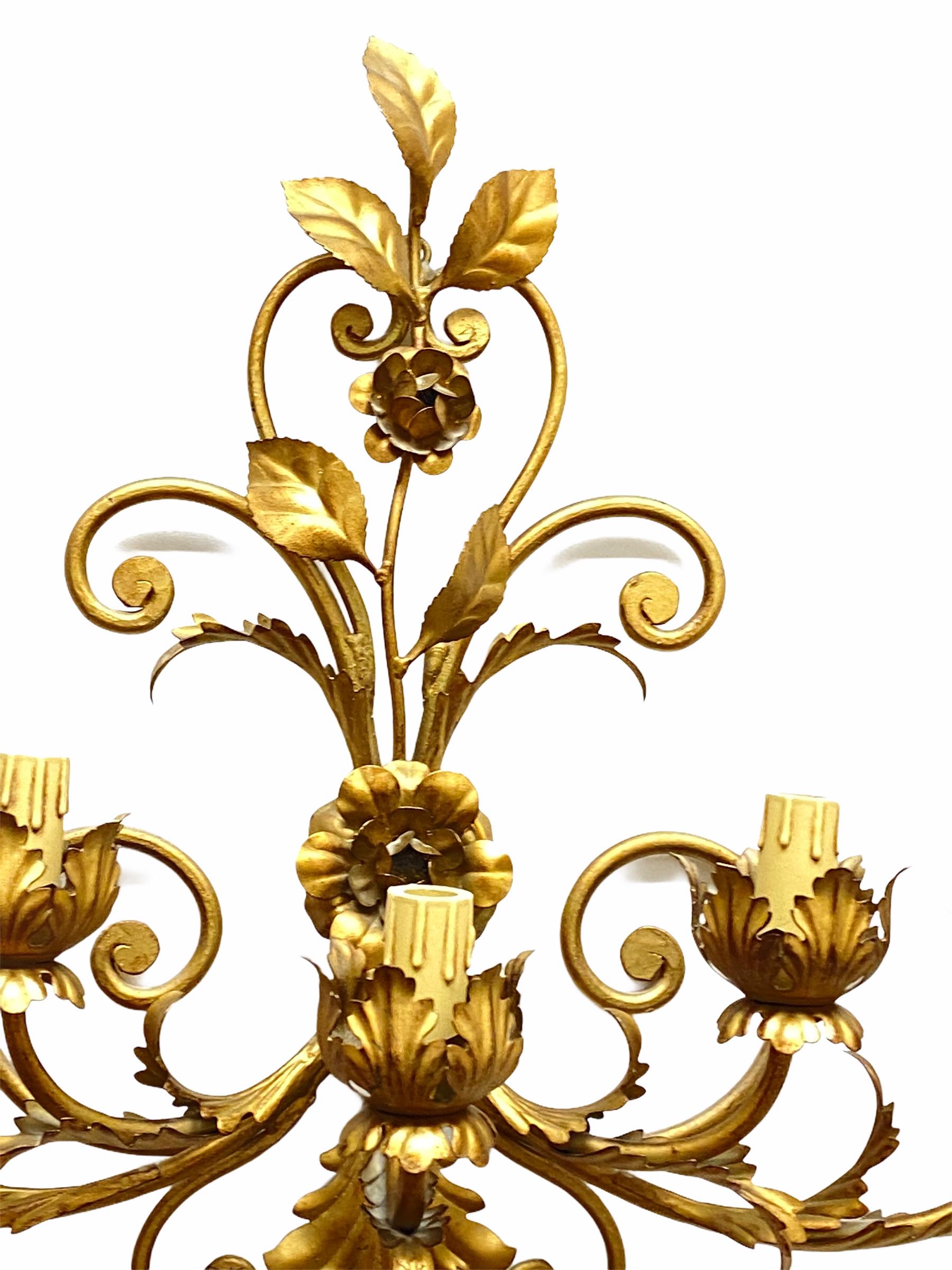 Stunning Five-Light Gilt Metal Leafs Tole Hollywood Regency Sconce, Italy, 1960s In Good Condition For Sale In Nuernberg, DE