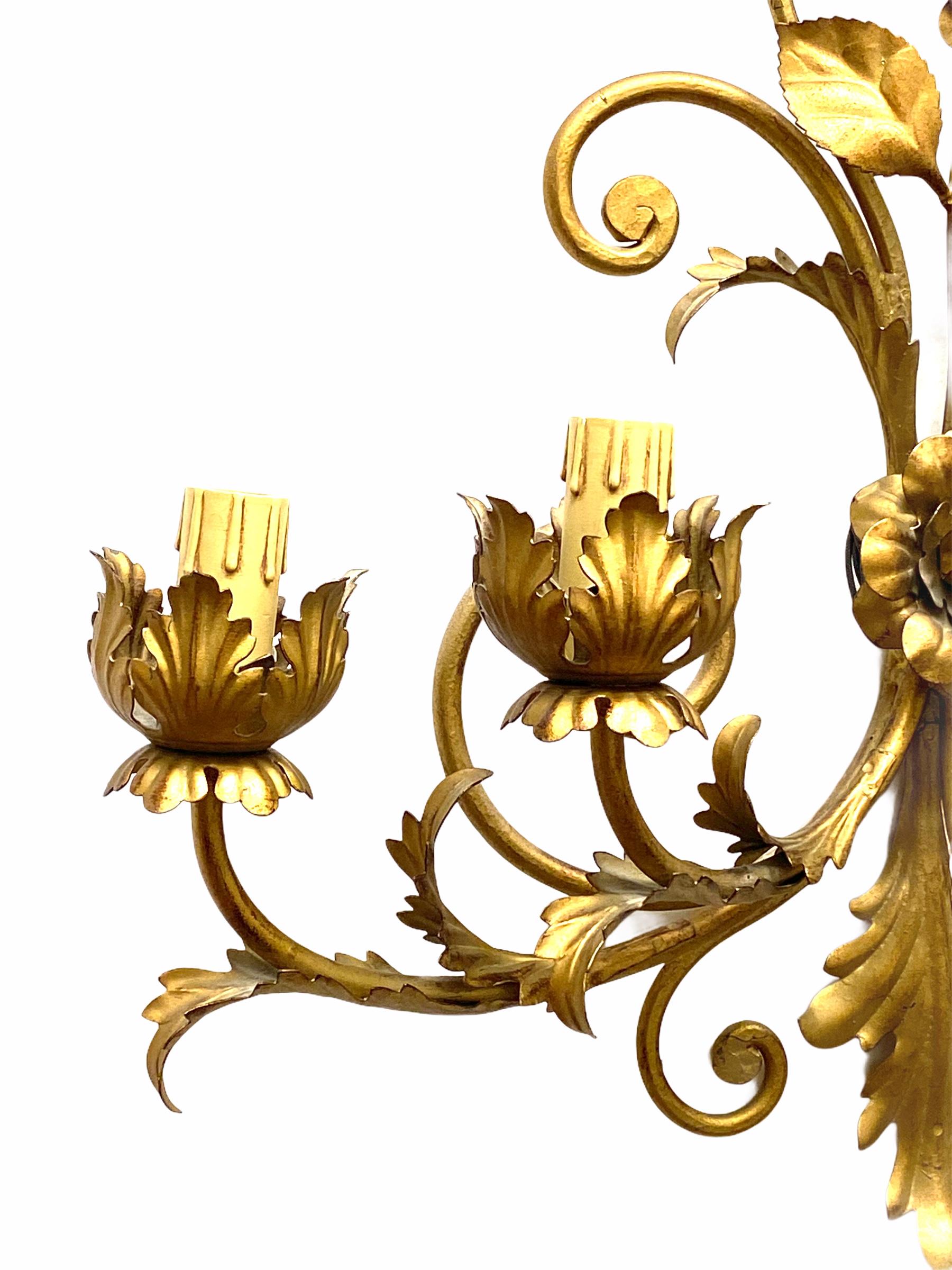 Stunning Five-Light Gilt Metal Leafs Tole Hollywood Regency Sconce, Italy, 1960s For Sale 1